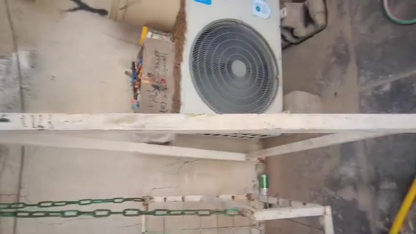 ألسلام عليكم مرجوحه معروضه للبيع مثل ما واضحه كدامكم حجم كبير الطول مترتين وارتفاع مترين تقريبآ السعر 150 وبيه مجال بسيط حك الجيه العنوان بصره خسمه ميل ***********
