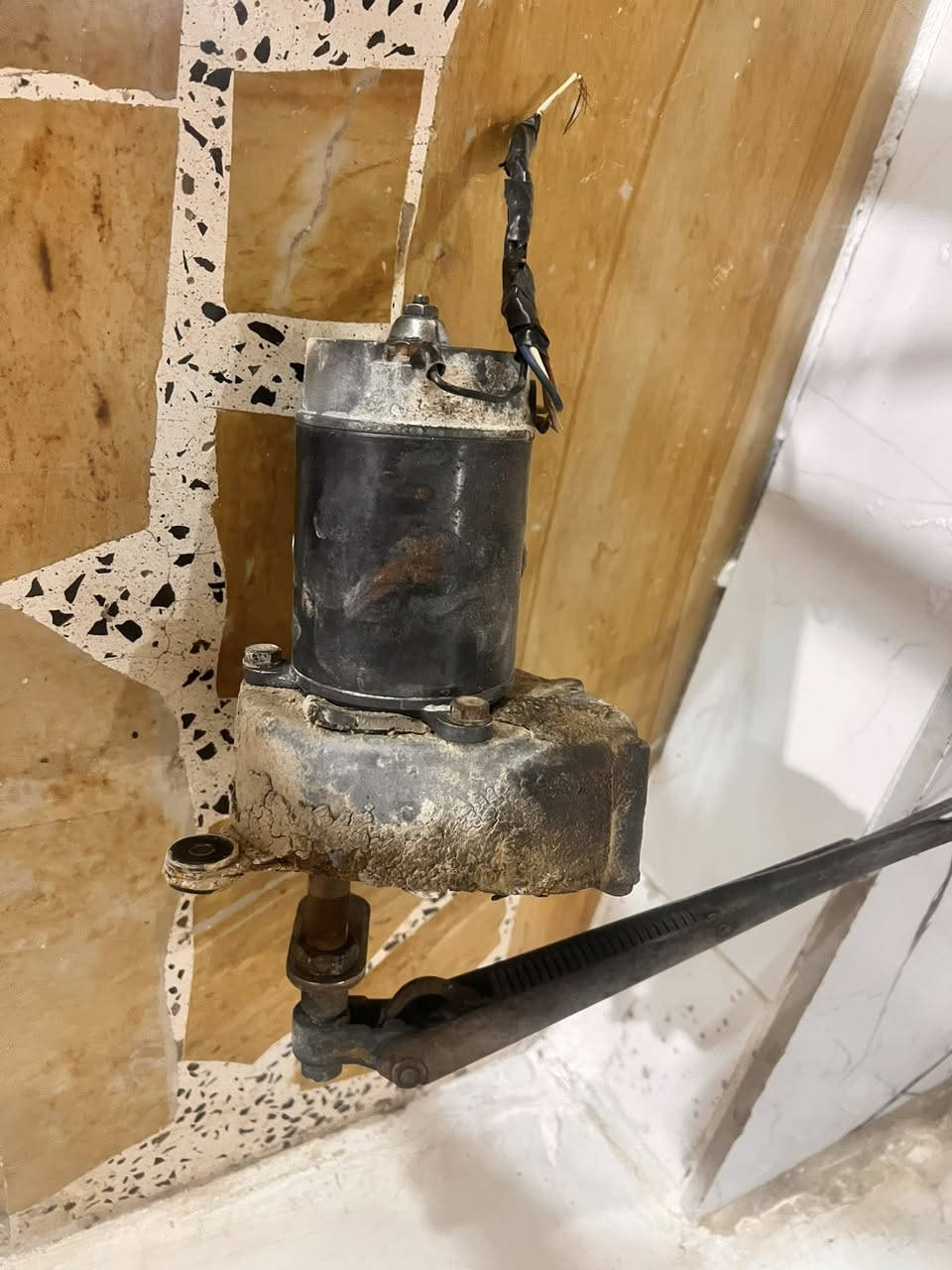 سلام عليكم ما طور ماسحات مال شفل شغال البيع سعر 300  قم الهاتف ***********
