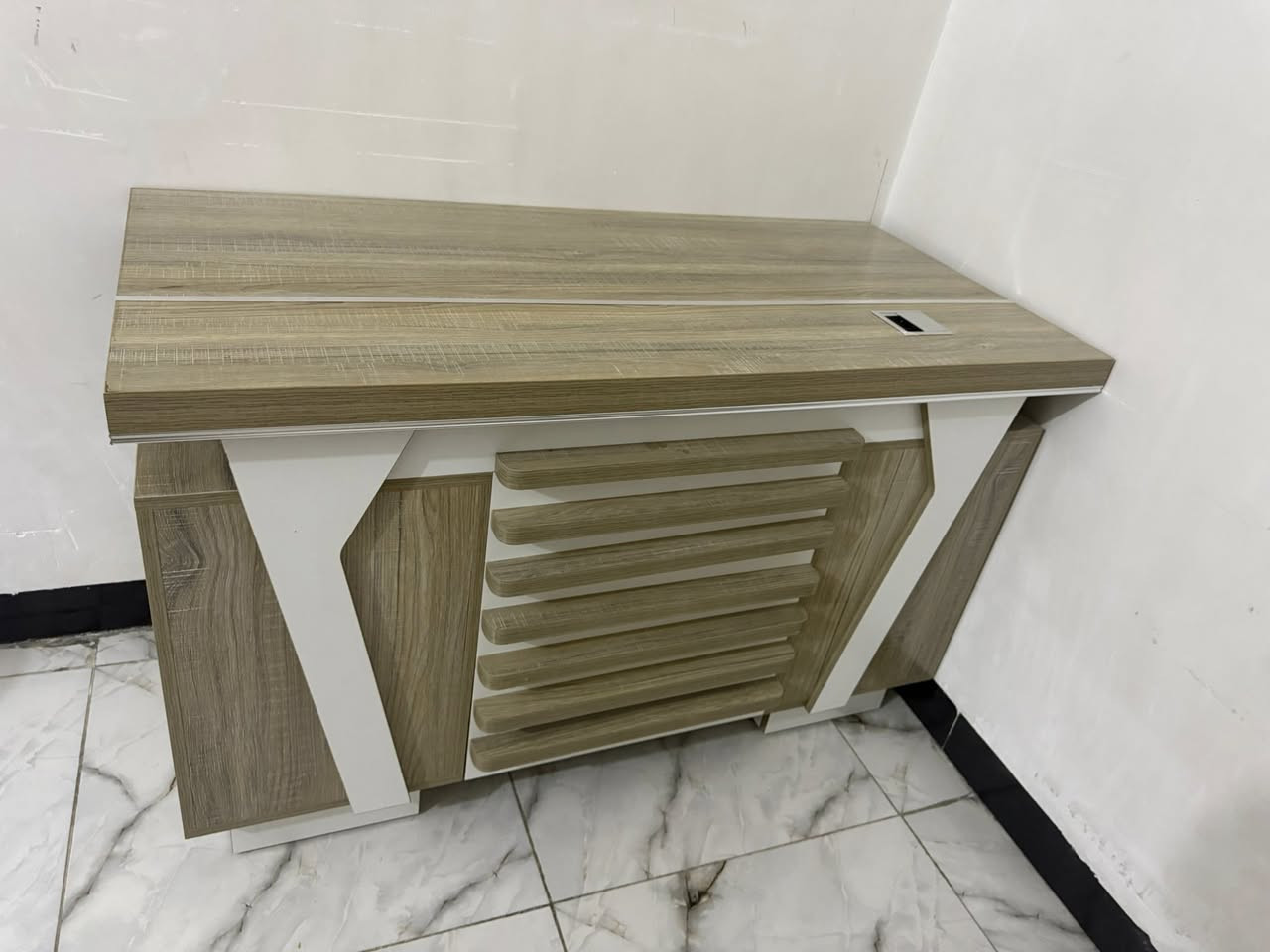 مرحبا
عندي هذا اللوكر جديد كلش اي ضرر مابي 
وهذا الميز المكتبي بي الجرار الاول بي ضرر وهاي الي بنص الخشب الابيض بيها كسر


**إذا كنت صاحب هذا الإعلان وتريد حذفه لأي سبب، رجاءا أرسل رسالة إلى الدعم الفني**