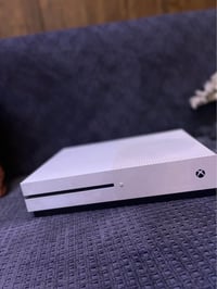 اكس بوكس للبيع   XOBX ONE S مكفول وجديد بعده الباكيت وكتلوكات بي بعدهن...