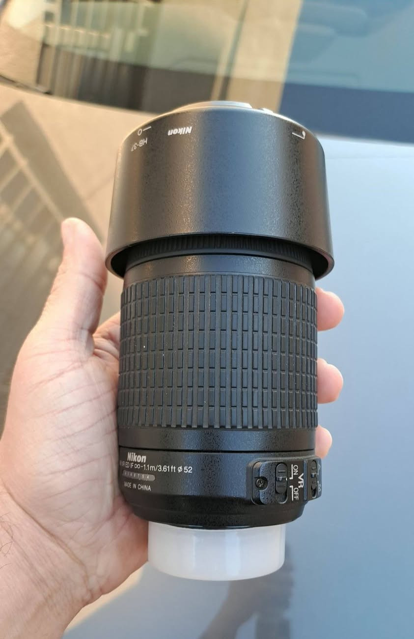 📷 المواصفات الأساسية
النوع: عدسة زوم Telephoto
الطول البؤري: 55 – 200 مم
فتحة العدسة: f/4 إلى f/5.6
مقاس العدسة: مخصصة لكاميرات DX (APS-C)
تثبيت الصورة: نعم (VR – Vibration Reduction) لتقليل الاهتزاز
محرك التركيز: AF-S (تركيز تلقائي هادئ وسريع)
عدسة ED: عنصر زجاج خاص لتقليل التشوهات اللونية
أصغر مسافة تركيز: حوالي 1.1 متر
قطر الفلتر: 52 مم
الوزن: حوالي 300 غرام تقريباً ...
السعر 125 الف 
***********
