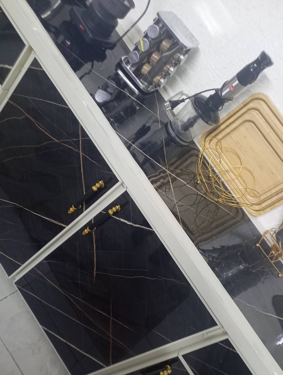 سلام عليكم كاونتر جديد 3مترات السنك مترين السعر 300للتواصل ***********
