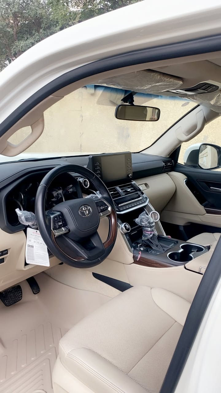 السلام عليكم لندكروز 2024 فول مواصفات 5 كامرات توين تيربو السياره مغلفه بلكامل السياره كفاله عامه من جكت الابره ماشيه 13 الف رقم بغداد ***********
