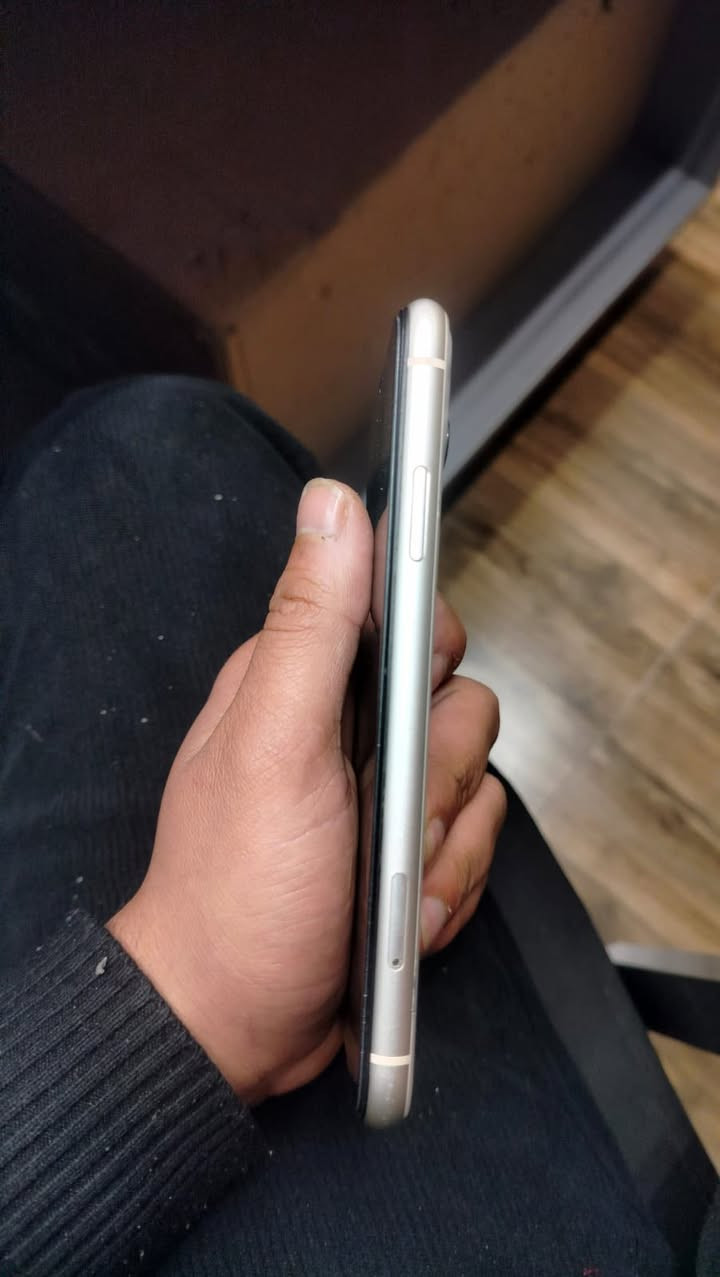 ايفون 11 عادي
ذاكره 128 
فقط شاشه مبدله ثلاث خيارات+فيس ايدي شغال
بطاريه اصليه 86 
تك 
جهاز حيل نضيف بل واقع 
***********
