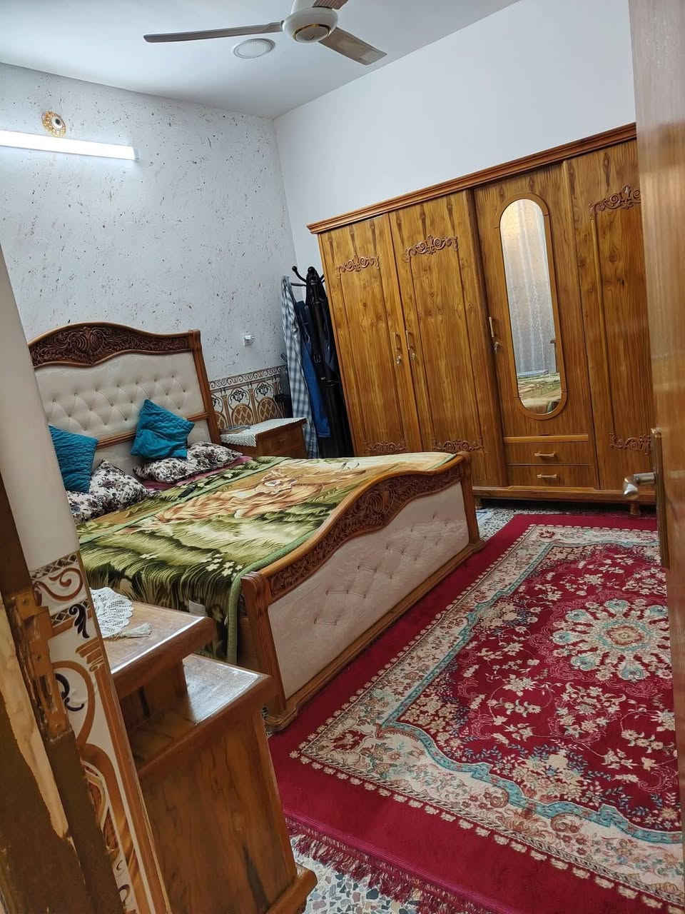 بيت للبيع ١٠٠متر واجهه ١٠ نزال ١٠مربع  سند ٢٥
٤غرف 
غرفه طابق أرضي
هول 
مطبخ 
ترك 
صحيات
الطابق الثاني ٣ غرف وصحيات
طابق ثالث بيتونه وسطح
بناء حديث العنوان الشعب الشارع العام مقابل بانزين خانه
سما بغداد للاستفسار اتصال ع رقم فقط للجادين
*********** ,
