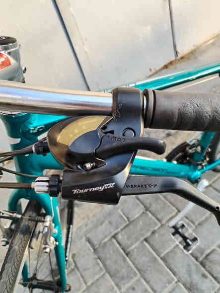 بايسكل precision ماركة 700 c 🚴‍♂️إسكيب أصلية 🚴‍♂️
لون رياضي كرتوازي 
 حالة ممتازة، نظيفة جدًا، وخفيفة الوزن - مثالية للتمرين أو التنقل اليومي.

 ✨ المواصفات:

 الماركة: بريزشن  إسكيب
 الهيكل: ألومنيوم خفيف الوزن ومتين 
 السرعات: 3 أمامية و8 خلفية
 المقاس: متوسط ​​(مناسب لطول يتراوح بين 165 و185 سم تقريبًا)
 نظام التطوير: شيمانو متعدد السرعات (أداء سلس ومريح)
 الفرامل: فرامل أمامية وخلفية قوية على شكل حرف V
 الإطارات بحالة ممتازة، جاهزة للاستخدام
 💯 الدراجة مُجربة ومُختبرة، مريحة جدًا، ولا تحتاج إلى أي صيانة مال حاوية.  موديل 2020 شرط.  للتواصل واتساب ***********. السعر  175000
