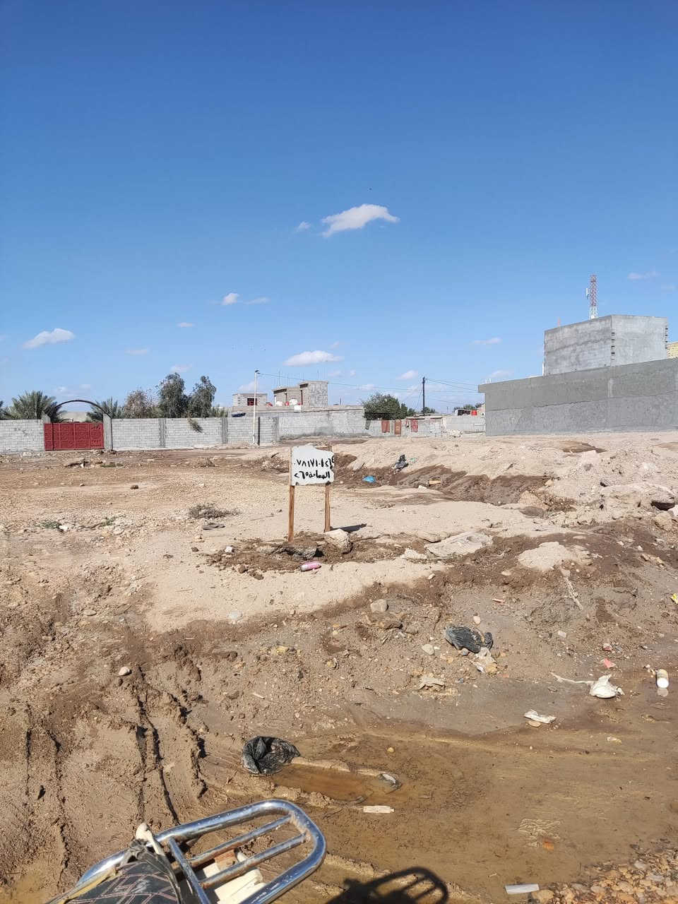 قطعة للبيع مساحة 265  منطقة المتنبي قرب المحلات الورديه تبعد 200متر عن الشارع العام عرض شارعها 12متر
***********
