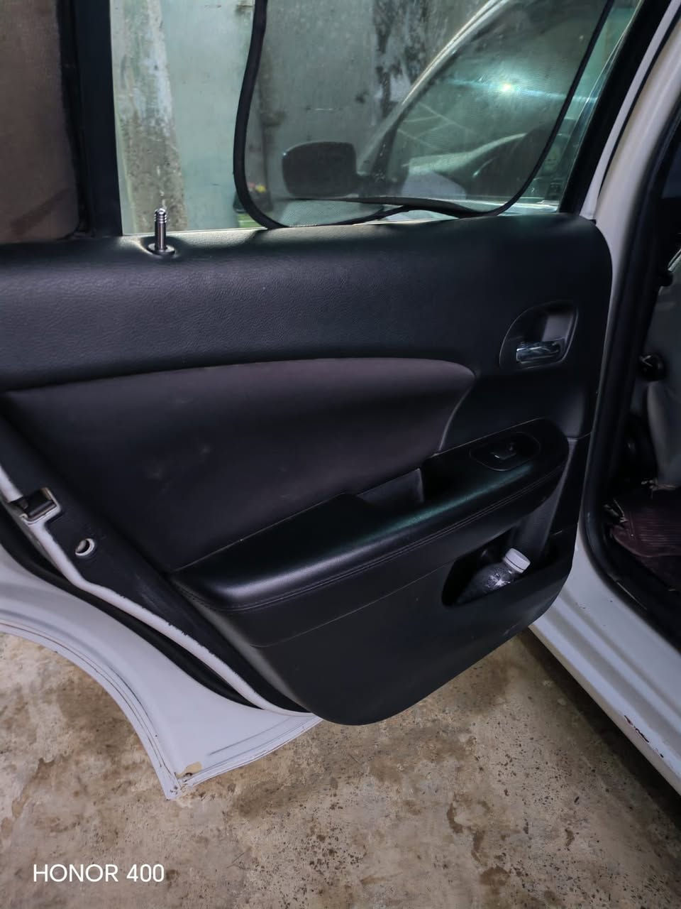 سلام عليكم
سي 200 موديل 14
4سلندر 2400
محرك جديد قبل سته أشهر شديته
موصفات LX
صدر امامي خلفي جديد
تخم تاير جديد
سياره كامله خير من الله
السياره كلين صوره السونار موجد
كلشي موضح بلصور
مكاني السياره ديالى
السعر 93   وبيه مجال
***********
