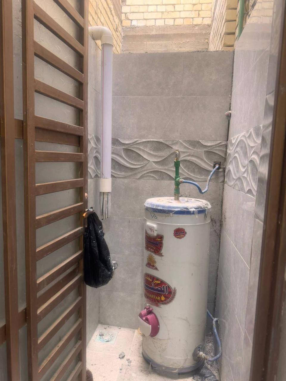 سلام عليكم مساحه 50متر البيع طابق ونص كامل مفتاح الزراعي شاكر العاني الحريه قرب شارع 15 خدمات كامله ماي  مقرص مجاري كهرباءء استفسار اكثر رقم ***********
