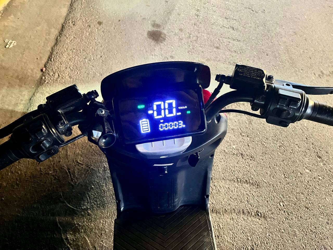 ســـــــــــــلام عـــــــلــــــيـــــــكــــــــم 
دراجة شحن الريان c2 دخول شهر ال1 للبيع مستعجل دراجة احلى من الصور وممغسولة عله ترابها الصور
المواصفات :
1- 6 بطاريات كبار
2- مانع انزلاق ABS
3- بريكات دسك [دهن] امامي و خلفي
4- سرعة 60 km/h حقيقي على برنامج ويز
5- تمشي مسافة 60 كيلو متر حقيقي
6 - اضائة ليد عالي ناصي ثلجي
7- شاحن اصلي مالتها ما مبدل
مرايات مالتها الاصلية موجودة فقط الجهة اليسرة مكسور الكزاز تكدر تخلي جامة من اي ابو جام
السعر 700 الف وبيها مجال حك الجية 
العنوان : بغداد سبع ابكار الكريعات نزلة البلام ساحة القرة غولي
للاستفسار موجود خاص او واتساب ***********