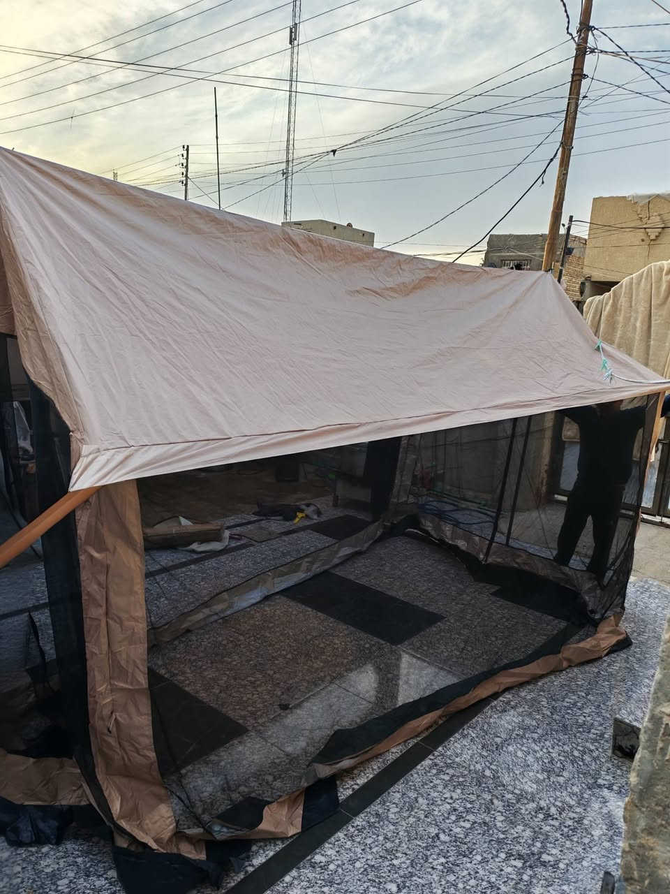 السعر ب 60 الف ⛺⛺
 خيمة تخييم خارجية من نوع Fastar. تسعى إلى 10 اشخاص قياس 4 متر في 225* 210
تتميز بتصميم واسع ومفتوح يحيط به قماش شبكي شفاف للحماية من الحشرات.
مناسبة للتخييم العائلي والرحلات الخارجية.
مصنوعة من مواد قوية ومتينة ومقاومة للماء للحماية من الظروف الجوية المختلفة.
تتضمن مساحة كافية لوضع طاولة وكراسي ومعدات التخييم بداخلها


**إذا كنت صاحب هذا الإعلان وتريد حذفه لأي سبب، رجاءا أرسل رسالة إلى الدعم الفني**