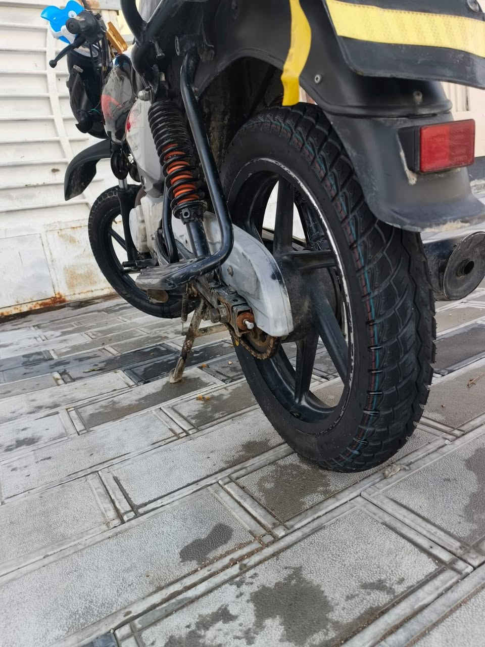 السلام عليكم بوكسر للبيع موديل 21 بدون اوراق اكفلهة سرقة بيهة نقوصات بسيطة وبيهة صوت بالمكينة وديتهة لفيتر كلي عينة مال كلج *********** مكاني بغداد حي الجامعة السعر 625 وبيهة مجال
