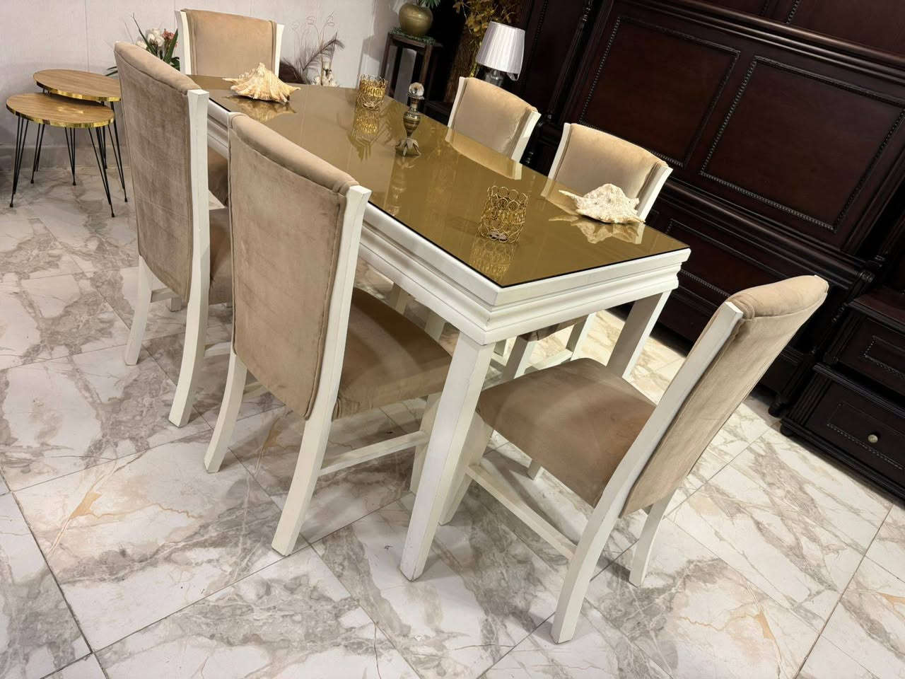 طاولة سفره 6 كراسي 🪑Full modern ✅
راقيه و مميزه جداً 🤍✨
خشب زان 🪵 بالكامل ✅ 
لوح زجاج برونز حراري للحمايه من الخدوش ✅
استعمال بسيط جداً " لا يُذكر " بحال الوكاله 🤍✅
(( بسعر لقطه 🏷️ ))
 .


**إذا كنت صاحب هذا الإعلان وتريد حذفه لأي سبب، رجاءا أرسل رسالة إلى الدعم الفني**