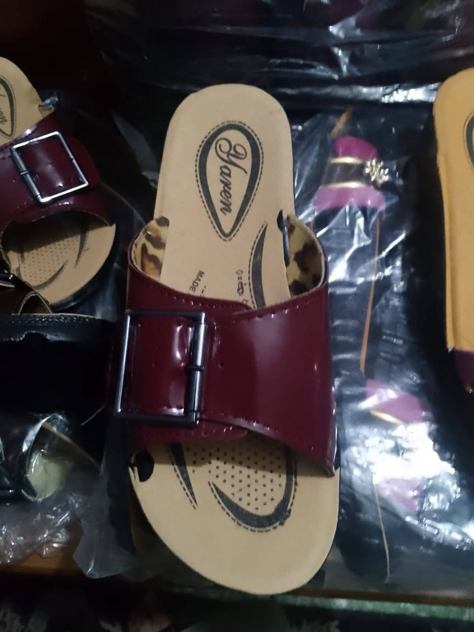 السلام عليكم يوجد لدينا شحاطات نسائيه تركي طبي قياس من 36 إلى 40 بيع شلعه كل الكمية 125 درزن الاتصال على الرقم *********** يوجد وتساب
