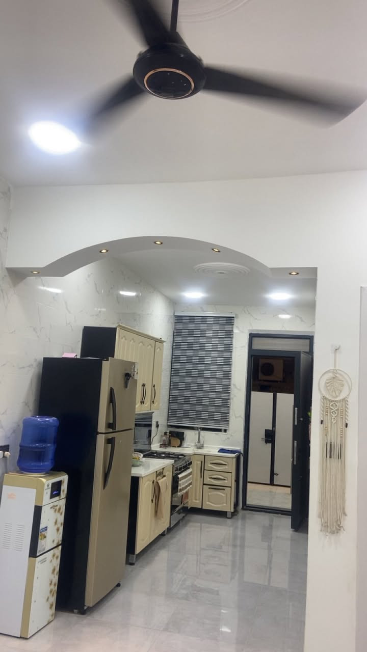 سلام عليكم بيت للبيع المساحه 100 الواجهه 6وربع البيت طابقين 3غرف نوم و3 صحيات العنوان البعيثه شارع صيدلية بسمة الحياة بشواطئ دجله البيت جديد  البناء2025 البيت ما بي اي نقص للستفسار ابو علي وهذه رقمي ***********)***********
