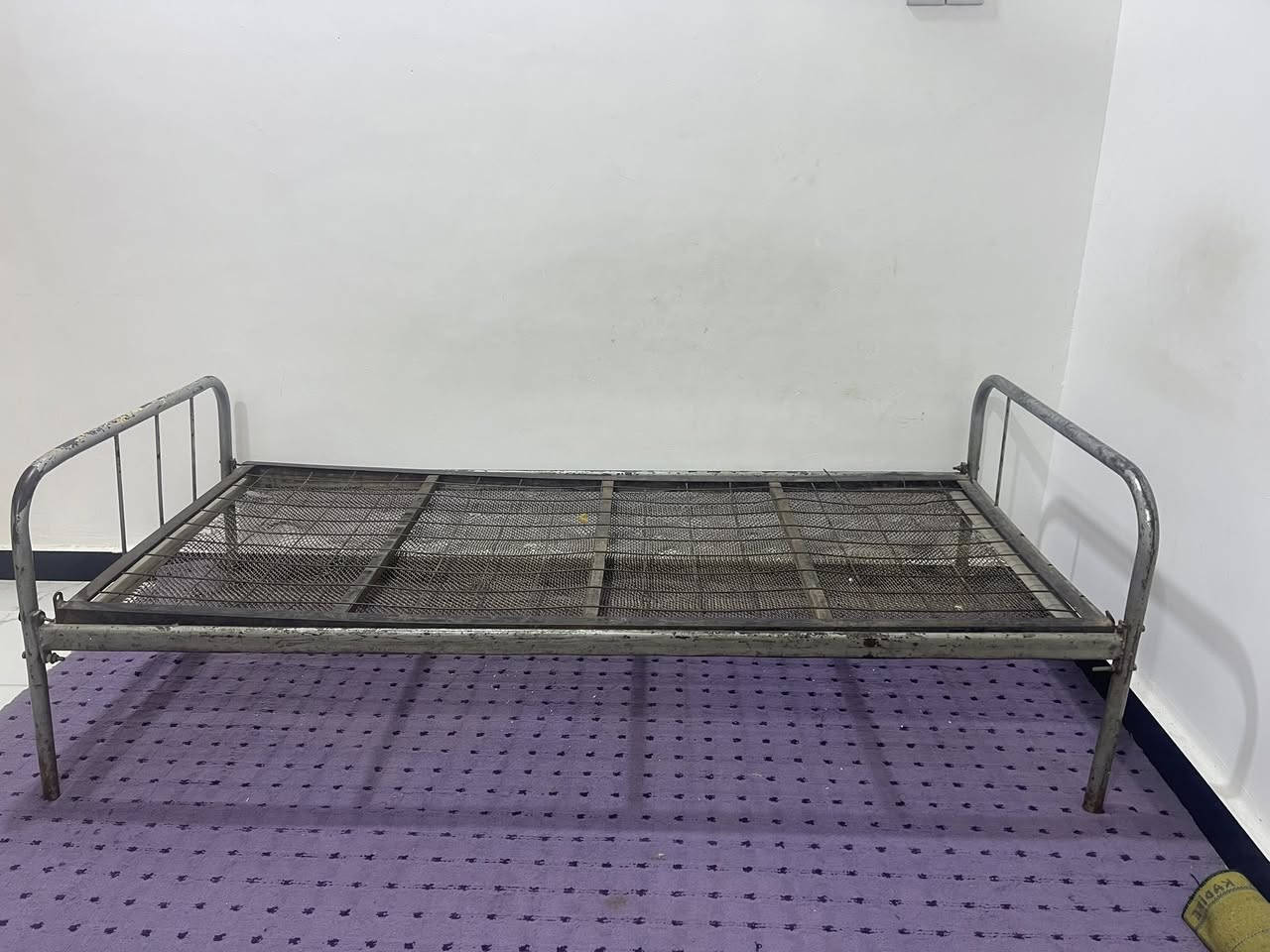 السلام عليكم جرابيات حديد وحده نقصها فقط صبغ والثانيه نقصها صبغ وبراغي سعر الوحده 25 مكاني البصره الحيانيه رقمي***********
