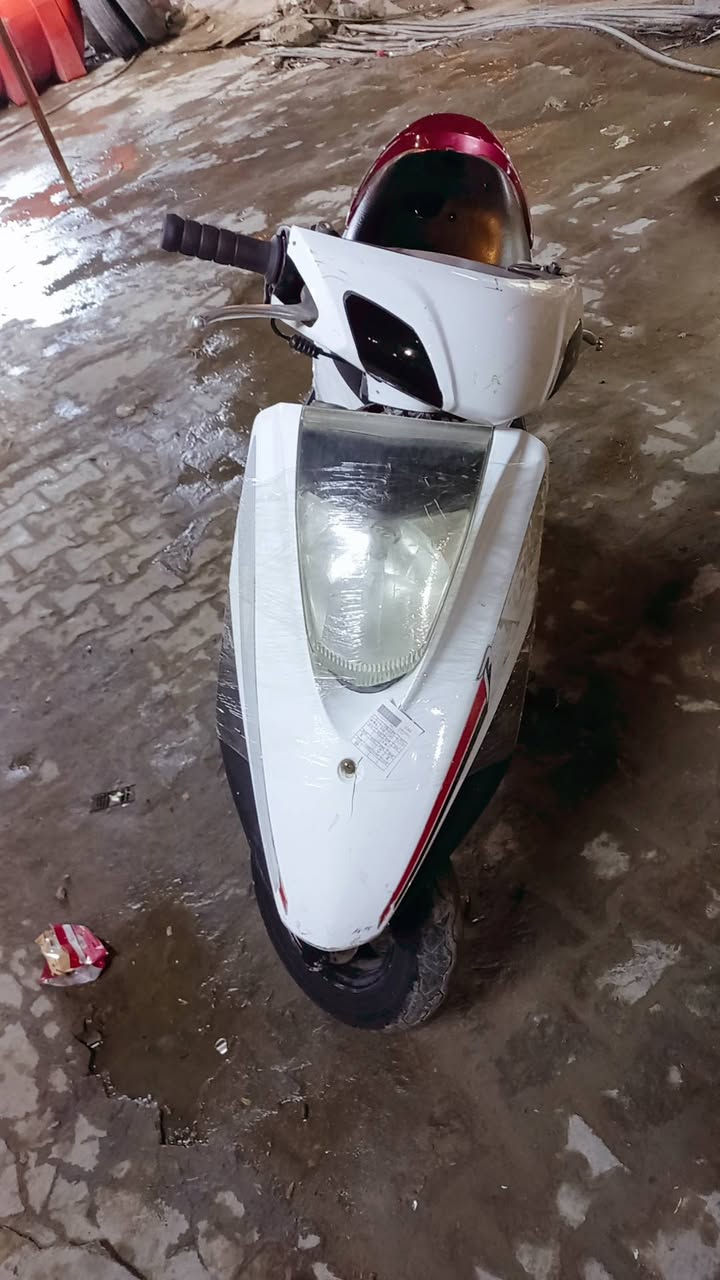 سلام عليكم دراجه بريز مكينه مكفوله كفرات كامله كهرباياتهه كامله سلف هندر لايتات تيرات جدد باتري جديد سعر ٣٥٠ الف عنوان بغداد الطالبيه ***********
