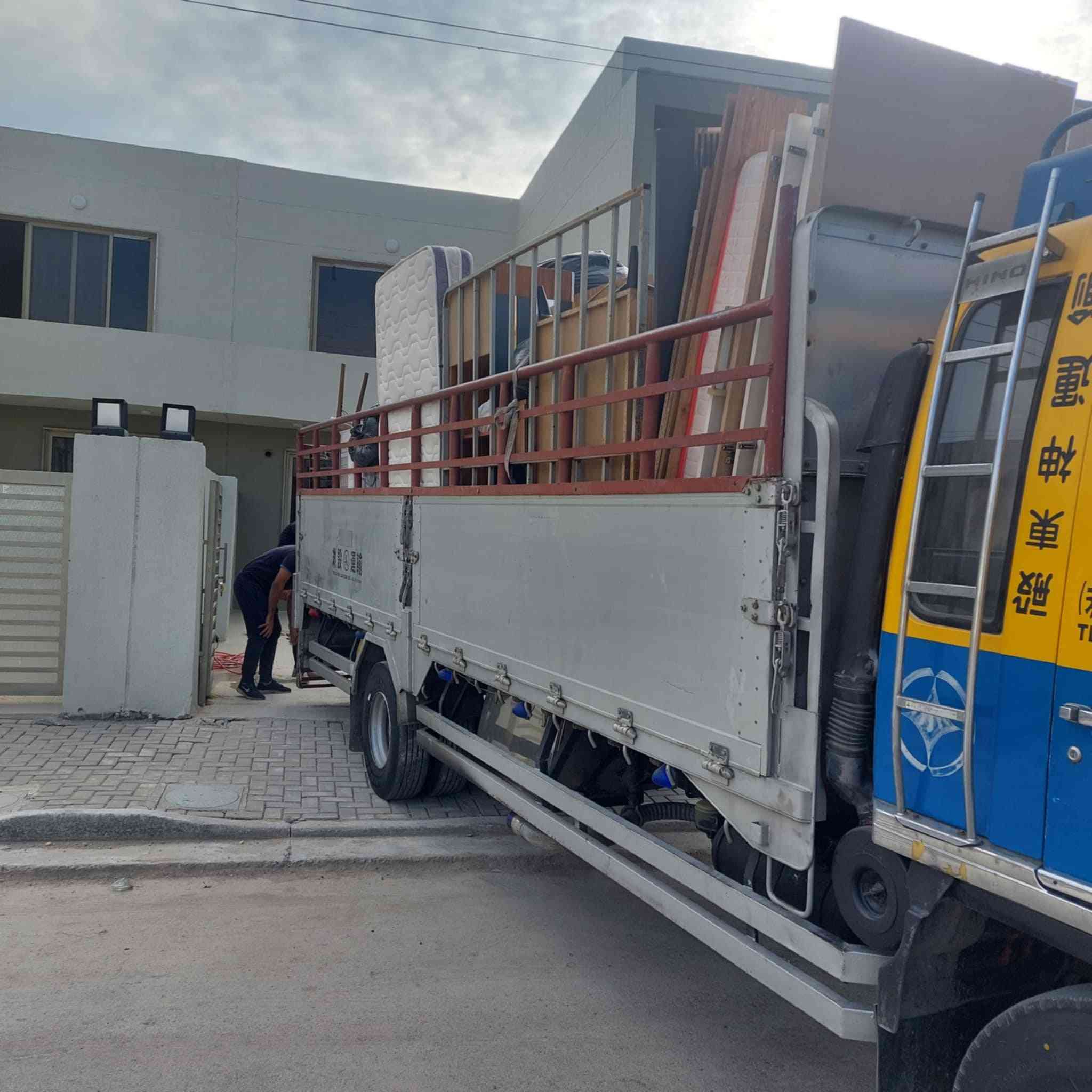 نقل اثاث داخل بغداد وخارج بغداد
يوجد كادر عمل متخصص بنقل الأثاث 

يوجد سيارة كبيرة وصغيرة 

الرقم   ***********     ***********   ابو علي
