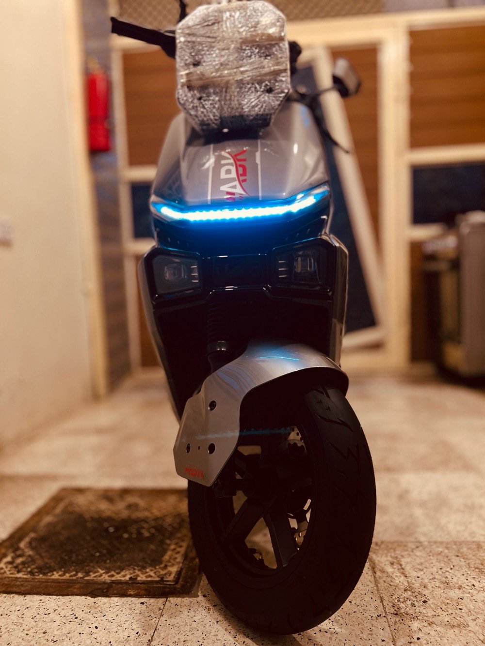 دراجة كهربائية جديدة، موديل حديث ومميز، لون فضي مع أضوية LED أنيقة توفر قيادة ليلية مريحة. تصميم مدمج وسهل التحريك في الشوارع الضيقة، مثالية للاستخدام داخل المدينة. تحتوي على صندوق خلفي كبير للتخزين.