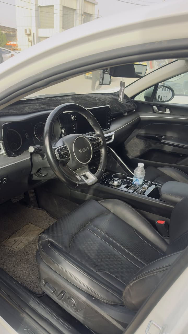 سلام عليكم K5 موديل2023  رقم قادسيه حره وارد كوري بانزين مكينه دوش فول مواصفات عدا البنوراما حادث بنيد ومبدل نفس اللون سونار مرفق بالمنشور ماشيه35 الف كيلو سياره جاهزة وجديذه ومابيها اي نقص مكان نجف سعر168 وبيها مجال بسيط للاتصال***********
