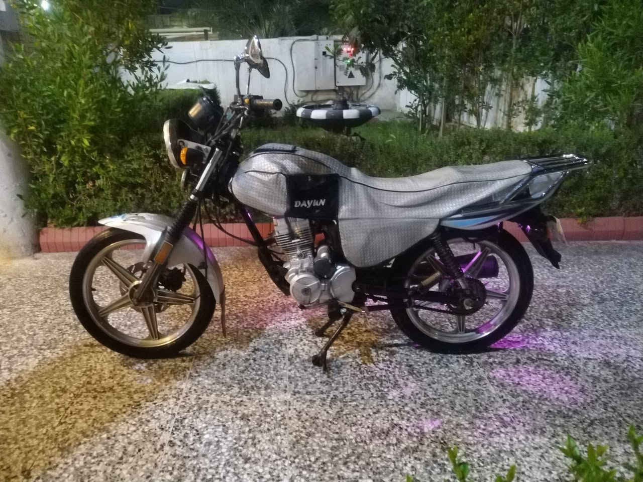 سلام عليكم 
دراجة دايوان عضم 2023
نازله بال 2025 
ما امكمركه بس منفيس او مكاتبه والكرت مالهه
مثل الدراجه الايراني
للبيع السعر (مليون او 200)
(1.200.000ألف) بيهه مجال للطيبين
تاخذهه من البيت العنوان الكراده
تلفون ***********
