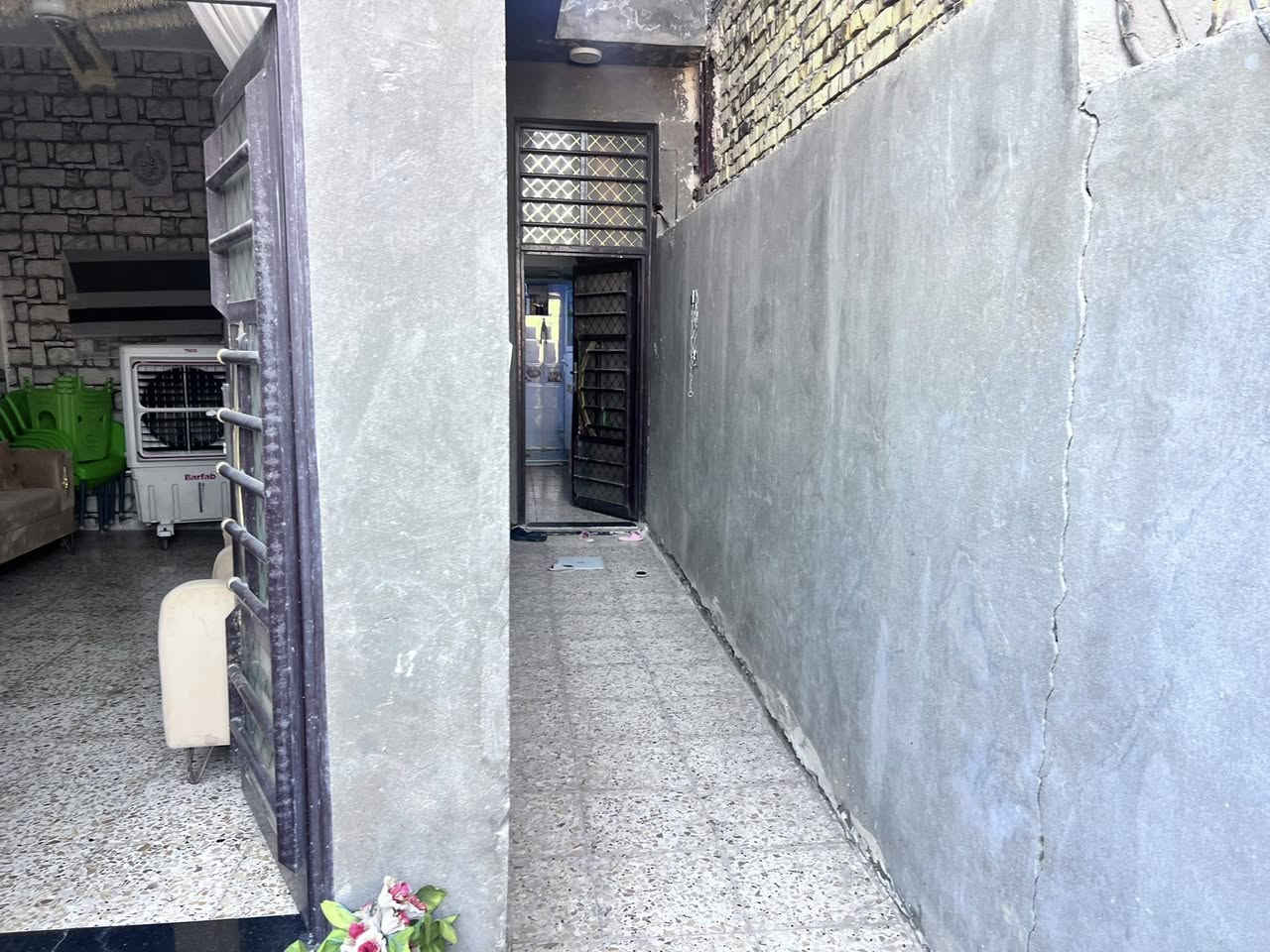 سلام عليكم بيت للبيع مساحته 110متر طابو زراعي سند 25بيت نظيف جدا وقريب على شارع 100خلف تجاري 
يتكون من صاله ومطبخ وكلدور وغرف نوم باسمه شخص واحد خدمات كامله من ماء وكهرباء وتبليط عرض شارع 20متر ابسعر امناسب وبيع مستعجل الظروف خاصة لاستفسار اكثىر او مراجعت مكتب بهاء الجشعمي اللعقار العنوان حله شارع 100قرب جسر المشاه 
او لاتصال على الرقم التالي 
***********
