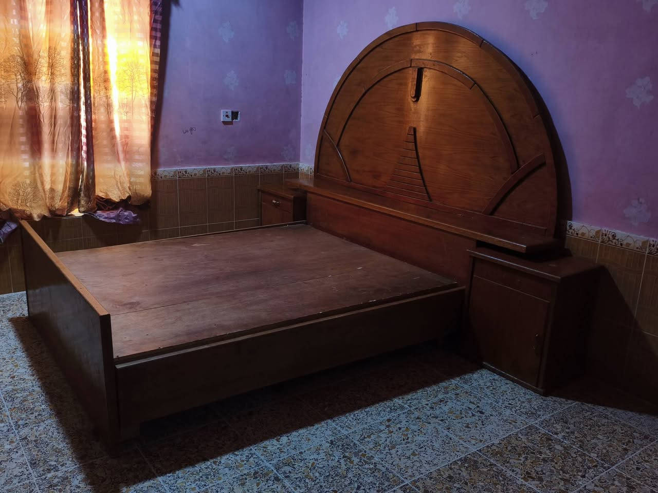 السلام عليكم
غرفة اخشاب للبيع 
مكاني الكرابله مقابيل دائرت الطرق وا الجسور
*********** بي واتساب
