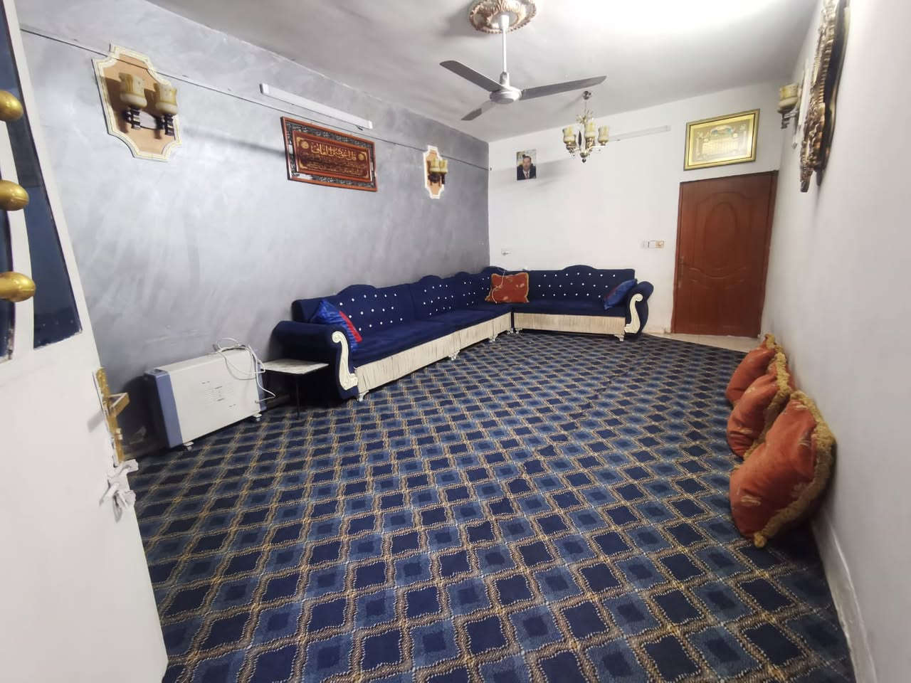 السلام عليكم الدار للبيع المساحه 250 م واجهه 11 ونزال 23 الموقع الدسيم /حي الصدرين  ثاني فرع بالبدايه طابقين في الطابق الارضي استقبال وصاله ومطبخ و 3 غرف نوم وصحيات 
والطابق الثاني 3 غرف نوم وصاله وصحيات 
مع درج داخلي وخارجي يصلح استثمار او سكن 
للاستفسار ***********

