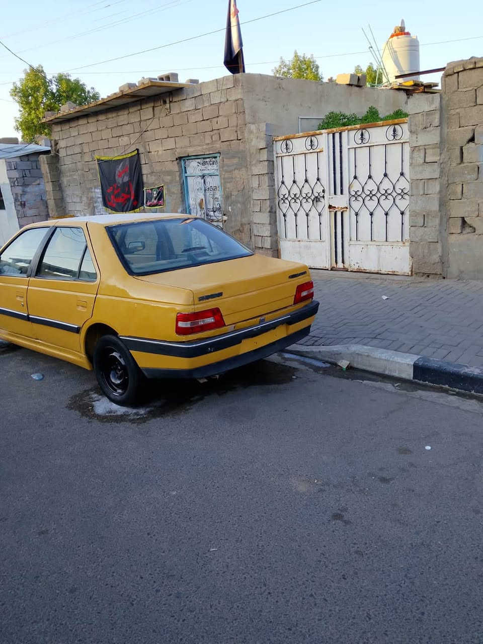 السلام عليكم بيجو 405 للبيع مكينه وكير خير من الله تخم تاير حداديه كلش حلوه كهربائيات كله شغاله تبريده رادله بس غاز غرفته رادله  دوشمه  راعيه ما اندله ابيع كوم حديد سعره 15$ بكاني البصره القبله  ***********
