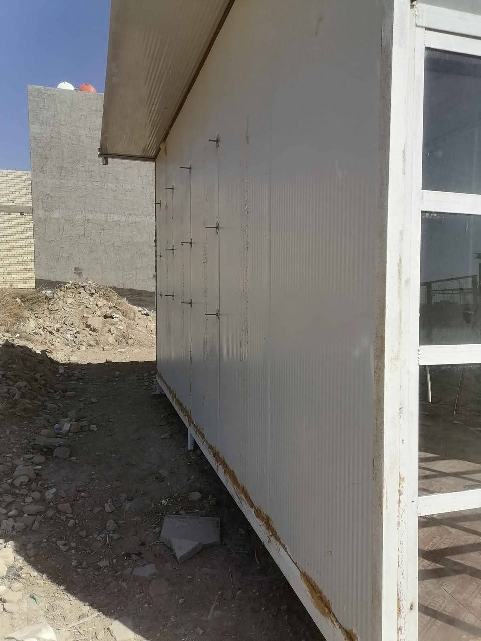 السلام عليكم كرفان اصلي ضد الحريق كلفني فوك ال 3500 بي كهرباه ماسس كامل جاهز لتحميل مكاني بغداد التاجي سبع البور طول الكرفان 5 ونص عرض 3 سعره مليونين وبي مجال الاتصال على الرقم *********** بغداد, العراق
