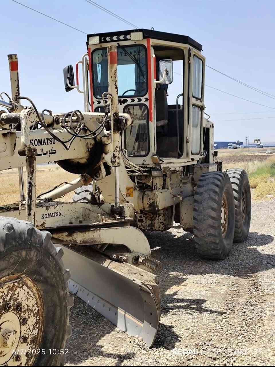 السلام عليكم ورحمة الله وبركاته
🚜 كريدر كوماتسو (الصحراوي) {1988} للبيع 
بدوون ڕقم بس کتاب مزایدە مووجوود بدوون مشکلە
✅ الكريدر نظيف جداً وحالته ممتازة. ✅ صبغ الوكالة، بدون أي صبغ أو ترميم. ✅ المكينة، الكير، الدبل، والبلمات كلها بحالة ممتازة وما بيها أي مشاكل. ✅ المكينة 6 سلندر (وليس 3 سلندر)، يرجى الانتباه. ✅ أربع تايرات جديدة. ✅ اللوك، القمارة، والتبريد كلها جاهزة وشغالة بدون أي مشكلة.
💰 للاستفسار عن السعر، اكتب (السعر) بالتعليقات، وسيصلك الرد تلقائياً برسالة.
📞 للتواصل: {***********} واتساب ڤایبر موجود
الله يبارك للبايع والشاري.
📢 سڵاوی خودا لە هەمووتان
بەبێ ژمارەیە تەنها پەڕاوی حکومەتی هەیە بێ کێشەیە 
موودێل 1988 
🚜 گریدەری کۆماتسۆ (ناسراو بە صحراوی) بۆ فرۆشتن
✅ گریدەرەکە زۆر پاک و خاوێنە. ✅ هیچ بۆیاغ و سبوغی نییە. ✅ گێر، مەکینە، تەکەر و بەلەمەکان هەموویان زۆر پاک و خاوێنن. ✅ مەکینەکە 6 کەوەرە، 3 کەوەر نییە (تکایە ئاگادار بن). ✅ چوار تایەکە نوێن. ✅ لۆک، قەمارە و تەبرید هەموویان جاهز و بێ هیچ کێشەیەکن.
💰 داوای نرخ لە کۆمێنت بکەن، وەڵام بە شێوەی ئۆتۆماتیکی بۆتان دەنێردرێت.
📞 ژمارەی پەیوەندی:{***********} واتساب و ڤایبەر
