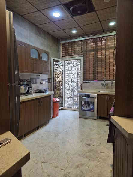 الدار للبيع 
بغداد البياع شارع 6 بناء حديث درجة اولى قريب على شارع 20 
البيت يحتوي على 3 طوابق  وسطحين
الطابق الاول مطبخ وصالة وهول حولي وغرفه نوم ومناور 2 وخدمات 
الطابق الثاني 3 غرف نوم وخدمات 
الطابق الثالث هول حولي وغرفة نوم وغرفة غسيل وسطحين
السعر ٤٦٠ مليون دينار عراقي
للاستفسار الاتصال على الرقم التالي 
***********
