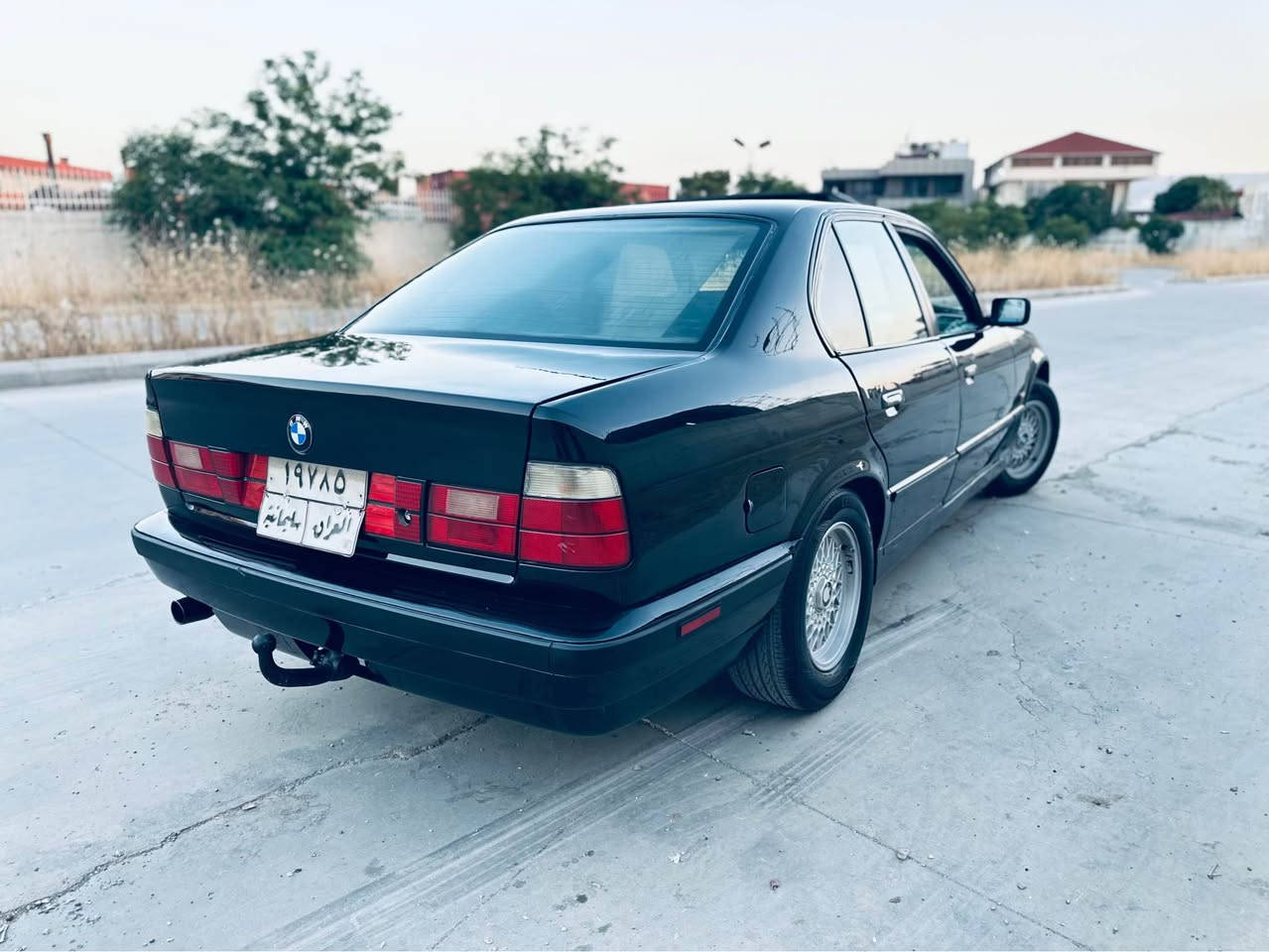 BMW 525 i
موديل 1990
گير عادي 
دوو جام كاره بايي 
ناو فورميكا 
شه ش كه له 
كامل كراوه به 1995
حه فته يه كه كامل بوياغ كراوه بو 
جواني به س به ده ني گوراوه 
سلايت أيش ئه كات مه زبوت
ره قه م سليماني 5 گه لا غه رامه ي تيايه 
دواي مه عمه له بوت ئه گيرمه وه 
نرخي 55 مه عمه له 
ز.م ***********
ز.م *********** السليمانية, العراق
