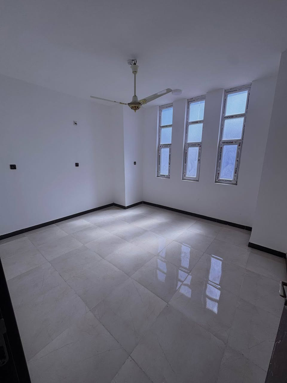 ⭕ .اعلان . دار للبيع مطلوب 80 مليون 
 المساحة 200متر
ط١(إستقبال+ مطبخ + صاله + غرفه + صحيات عدد2 )
ط٢(غرفتين + صحيات + سطح )
 مجمع لؤلؤة ساوة السكني مقابل المستشفى الالماني  بداية المجمع . غير مسكون وبسعر انسب من سعرالشركة 
(استلام جديد .مفحوص الماء والكهرباء والمجاري) 
 قريب البوابة الرئيسية والخدمات ( المربع المقابل المستشفى الالماني) 
من فئه (D) مطلوب /80 مليون للمصرف 
التسديد الشهري /644 الف لمدة (12 سنة) 
السعر يصلكم على بريدكم الخاص📨 من خلال تعليقاتكم 
 ٠٠٠٠٠٠٠٠٠٠٠٠٠٠٠٠٠٠٠
للأستفساراكثر  يرجى زيارة مكتب عقارات اليزن الكائن في منطقة ال باني مجاور اسواق الكفيل او الاتصال على 
*********** واتس  .  *********** 📞
👇
تابعونا لتصلكم كافة العروض 🤝
