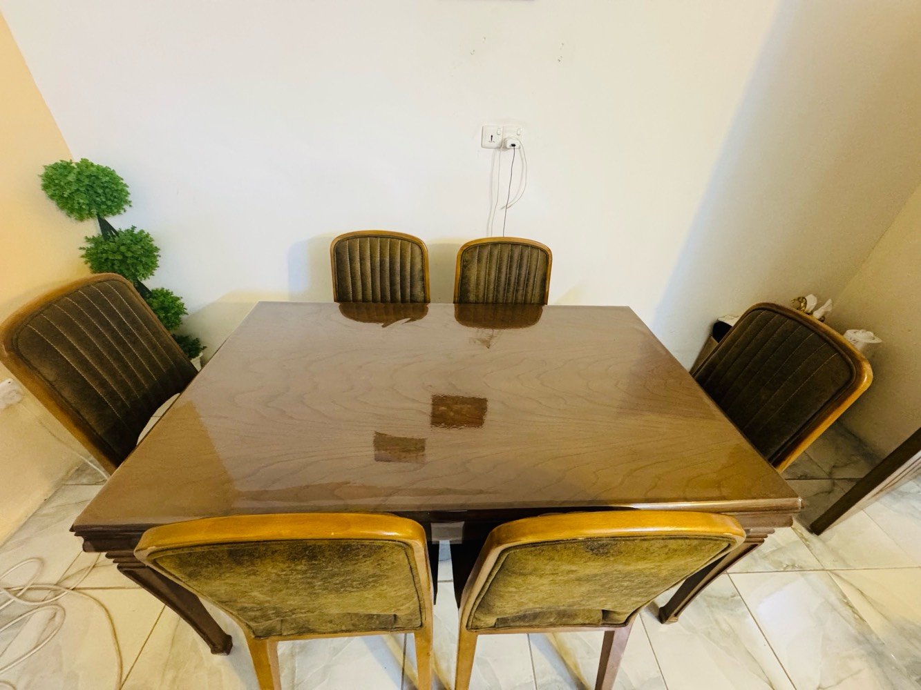 أعرض للبيع ميز طعام خشبي أنيق مع تفاصيل جميلة، يضم 6 كراسي مريحة. التصميم يجمع بين الجمالية الكلاسيكية والعملية، مما يجعله إضافة رائعة لأي غرفة طعام. في حالة ممتازة وجاهز للاستخدام المباشر.