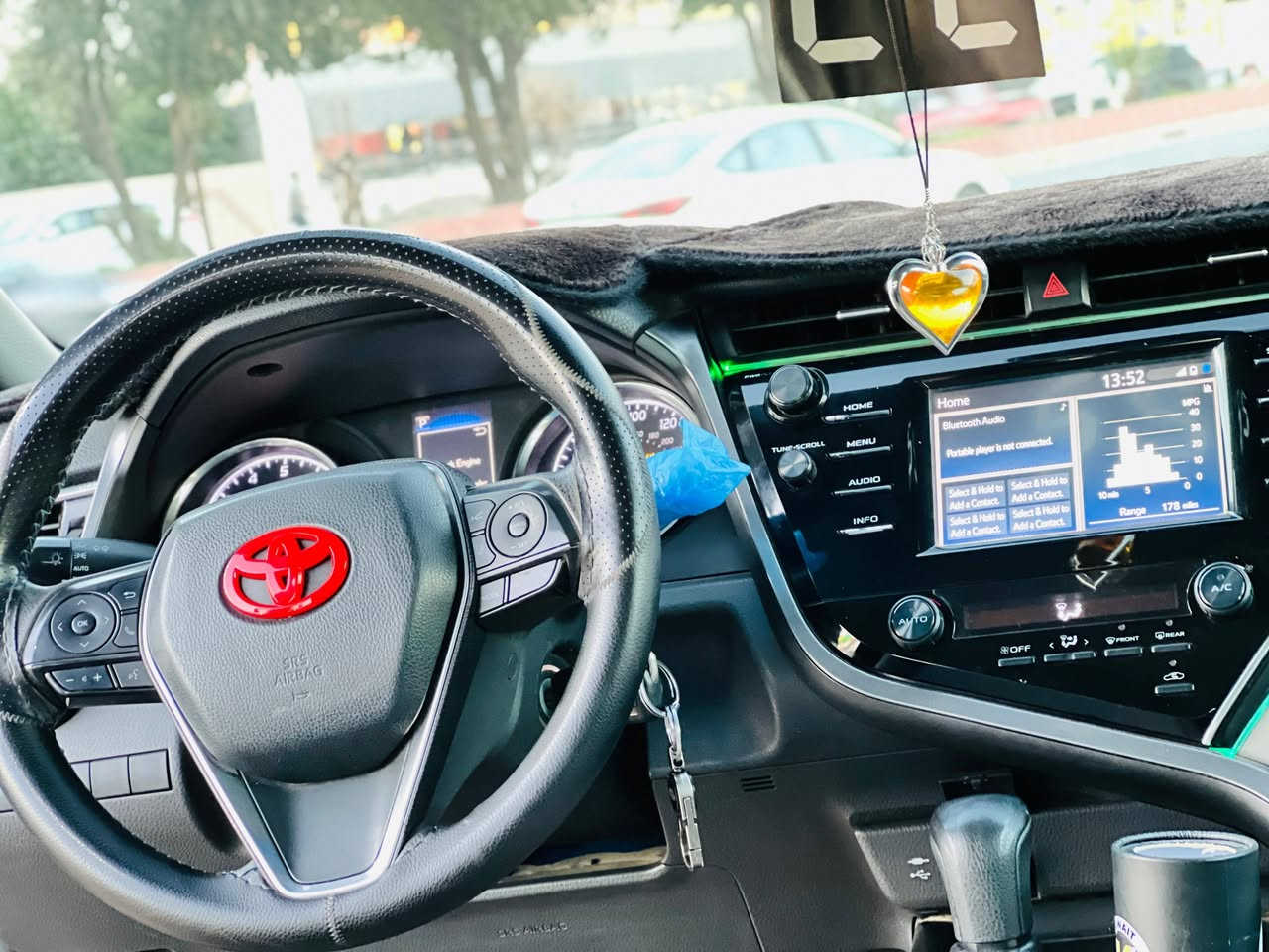 السلام عليكم
كامري للبيع موديل 2018 مواصفات LE سياره نضيف وجاهزه من كلشي ضرر بونيد وجامرلغ صوره الضرر موجوده بل منشور السعر 170 وبي مجال للشراي سياره انضف من الصوره يعني اصعد وطلع انطيك تراي للبصره  مامتواجد عل فيس اتصل *********** مكان كركوك
