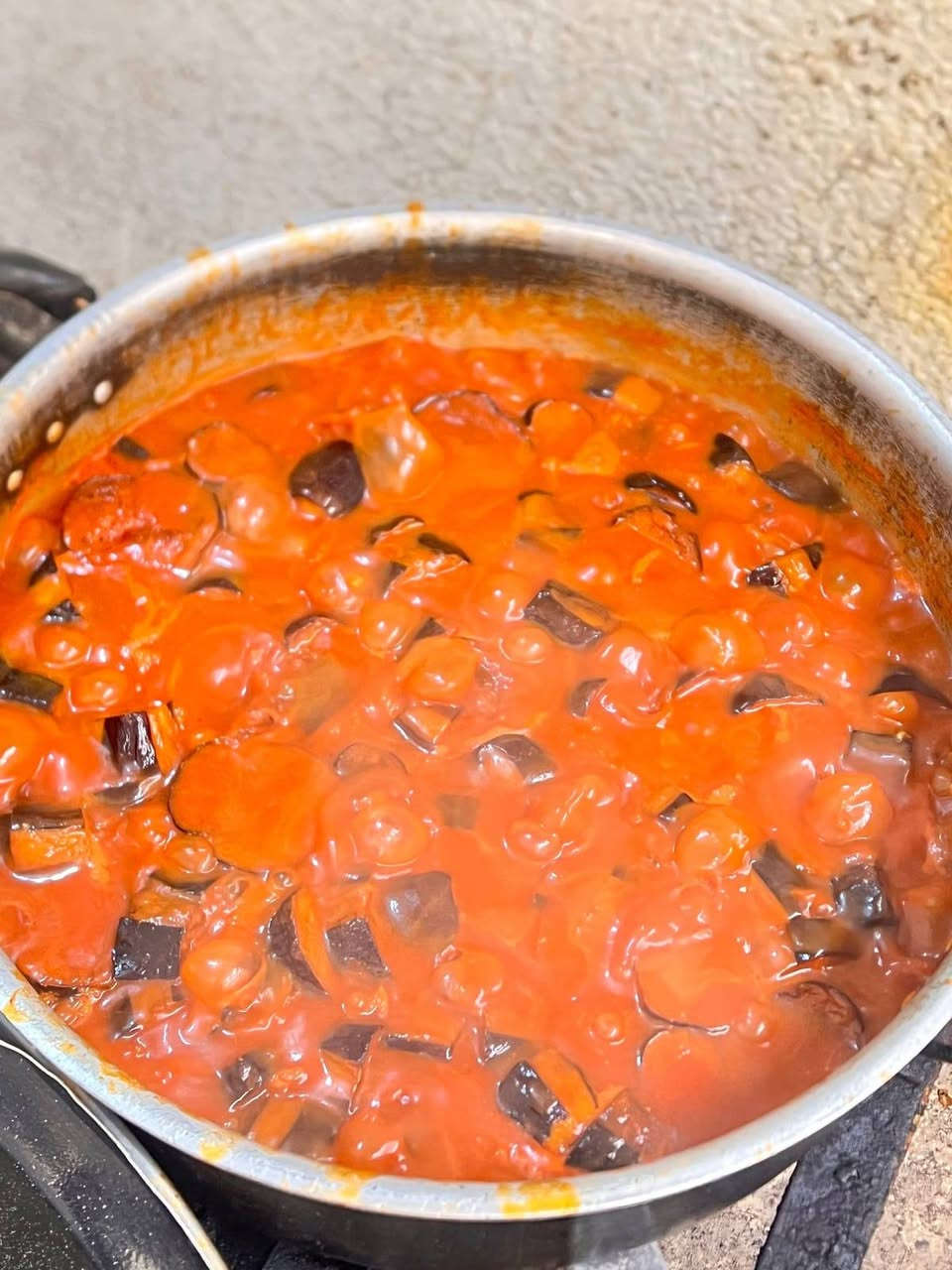 مطبخ تينه طبخ بيت بكادر نسائي متخصص 
وجبة غداء الاثنين
تشريب لحم صينيه ١٢ نفر ب٦
مطبك دجاج صينيه ١٠ نفر ٥
تمن وباميه صينيه ٦ نفر ٣
تمن وتبسي صينيه ٦ نفر ٣
تمن وفاصوليه صينيه ٦ نفر ٣
تمن وطرشانه صينيه ٦ نفر ٣
عنوان المطعم / حي الضباط مقابيل كهربائيات ضوء القمر للحجز والاستفسار الاتصال على ***********
