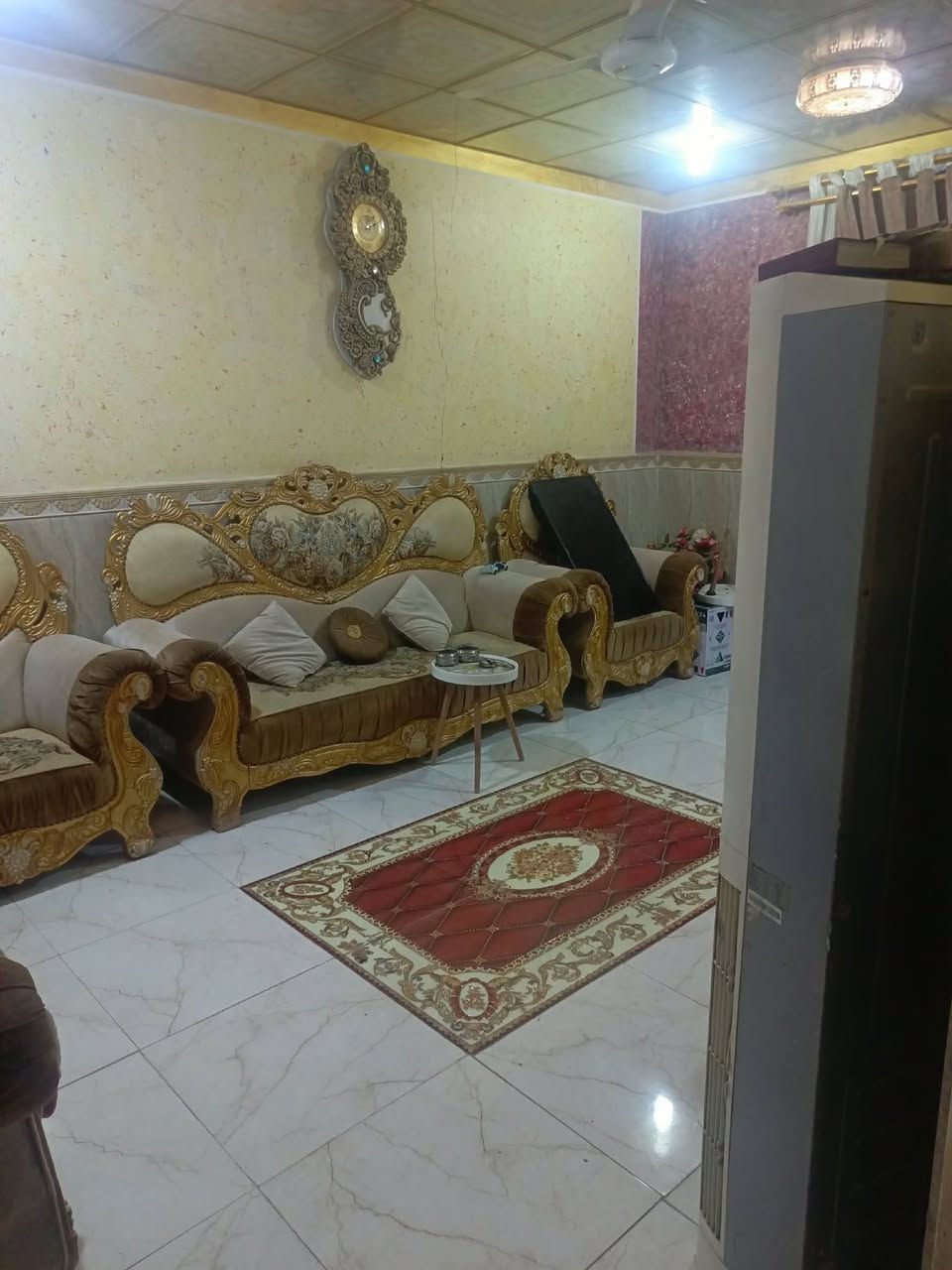 بيت للبيع بناء نضيف 150 م
حي الخضراء قرب العماره الزركه تبليط بل باب خدمات كافه 
مدرسه بصفك مدرسه الامانه  والسعر بلاش 125 وقابل للتفاوض
للتواصل خاص 

رقم راعي الدار ***********
