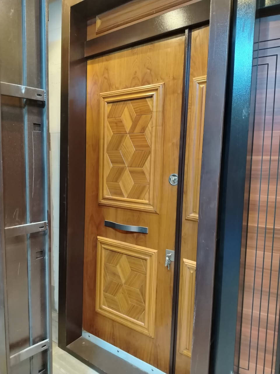 باب قاصه جديد قياس/120/270 يسار سعر باب الواحد 
سعر ٦٠٠ الف نهائي مكان شارع فلسطين
***********
