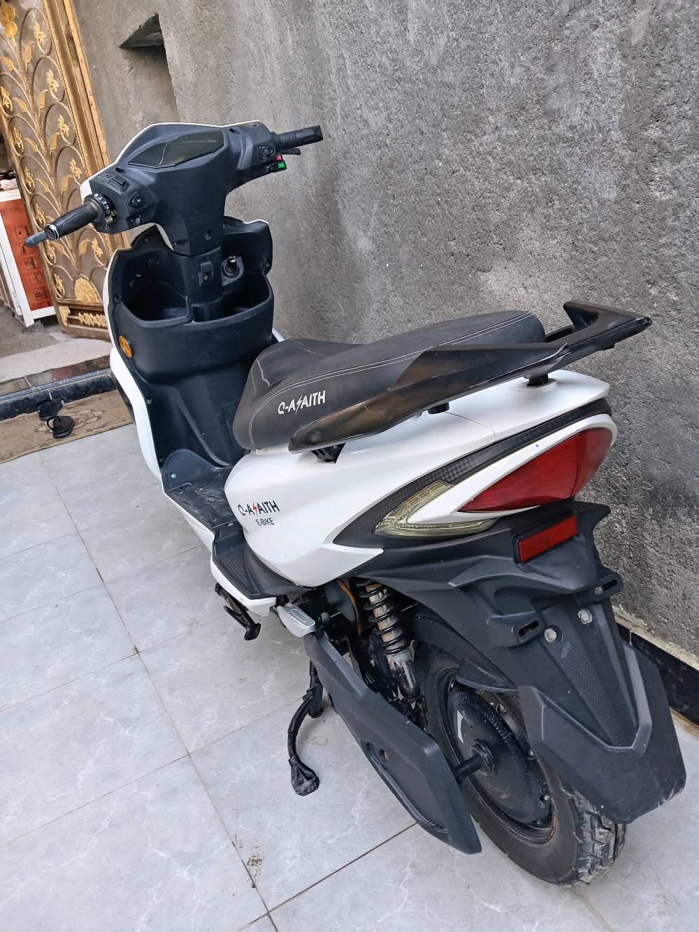 دراجة كهربائية بحالة جيدة جدًا، لونها أبيض وكراسي مريحة. مناسبة للتنقل اليومي وتتميز بالهدوء وعدم استهلاك الوقود. السعر قابل للتفاوض. يمكن استخدامها بكل سهولة وهي عملية جدًا في المناطق المزدحمة.