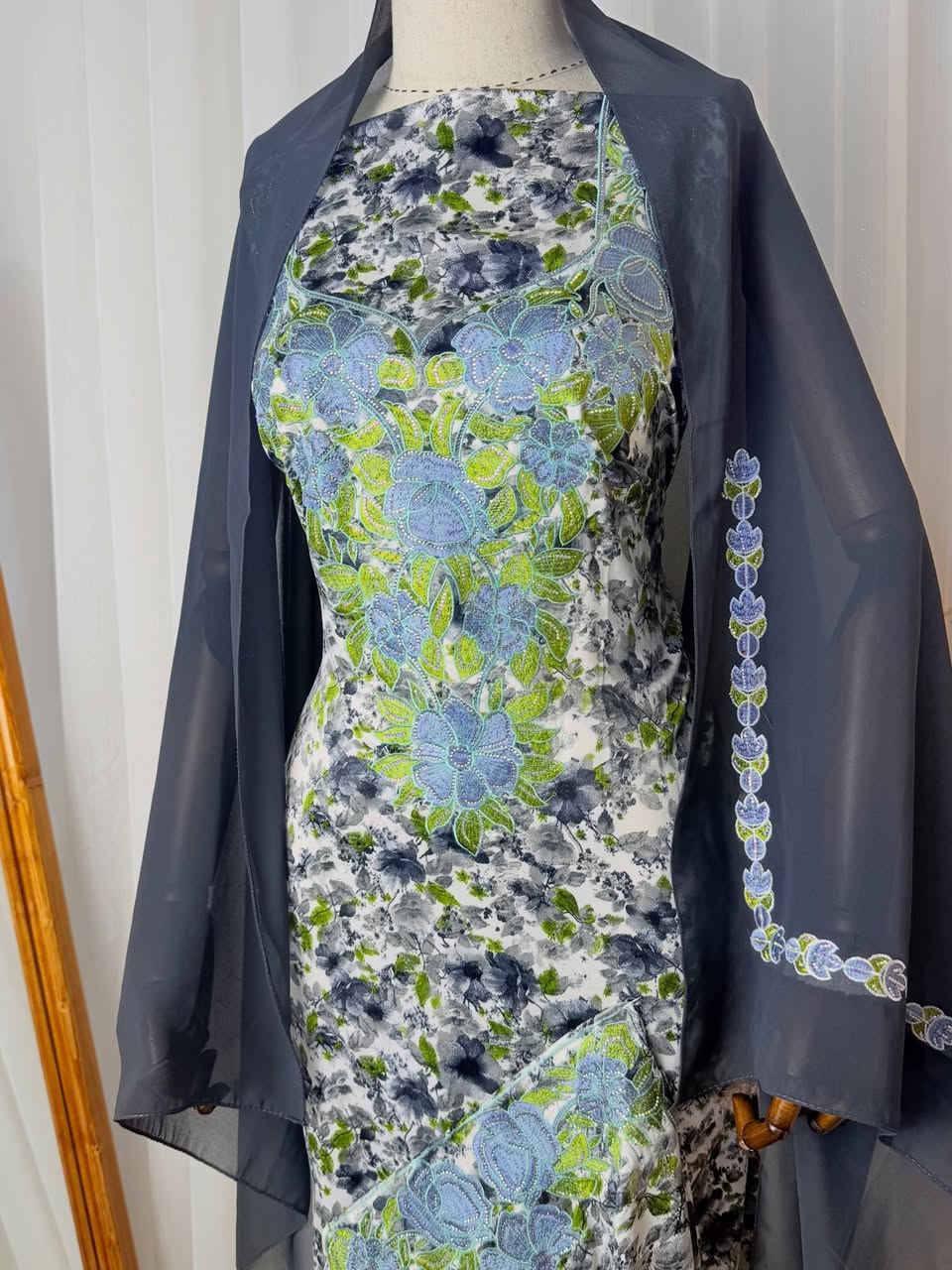 مخور حرير هندي 
كبس حراري وتطريز يدوي 
طول القطعه ٣ مترات ونص 
والردن مشغوله ايضا مع شال 
باقي القطع داخل الصفحة


**إذا كنت صاحب هذا الإعلان وتريد حذفه لأي سبب، رجاءا أرسل رسالة إلى الدعم الفني**