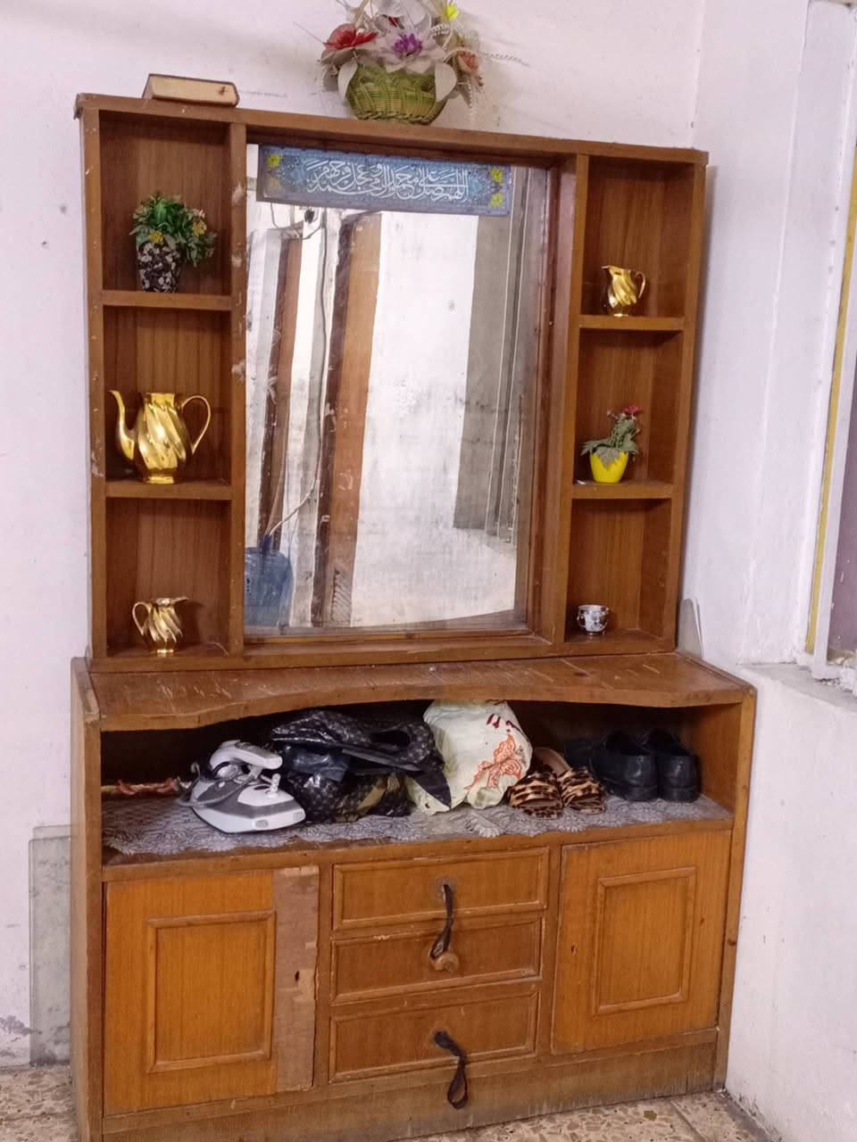 السلام عليكم عندي غراض للبيع كنتور ومعرض بوفيه وميزتواليت سعر كههن بيعه واحدة//130//وبي مجال العنوان بغداد الزعفرانيه رقم الهاتف//***********

