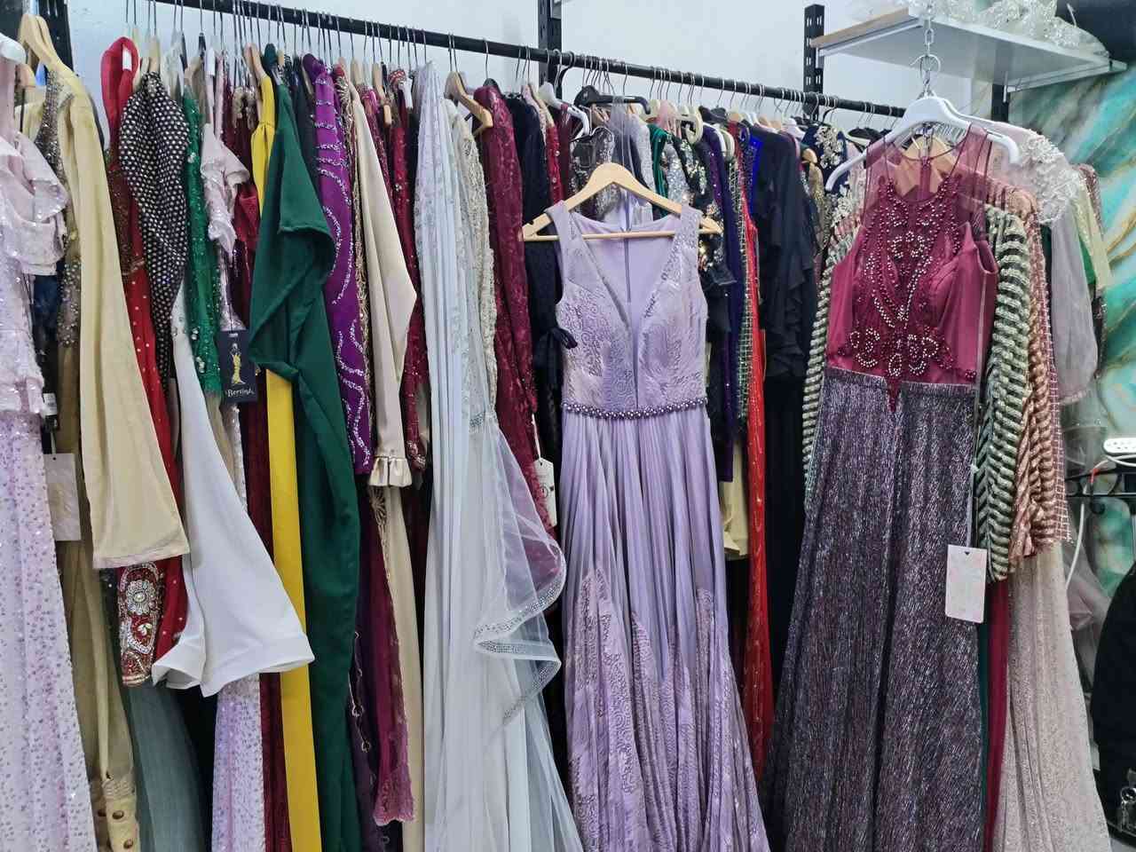 السلام عليكم اخواني عندي فساتين للبيع تصفيه محل بسعر مناسب للتواصل ***********
