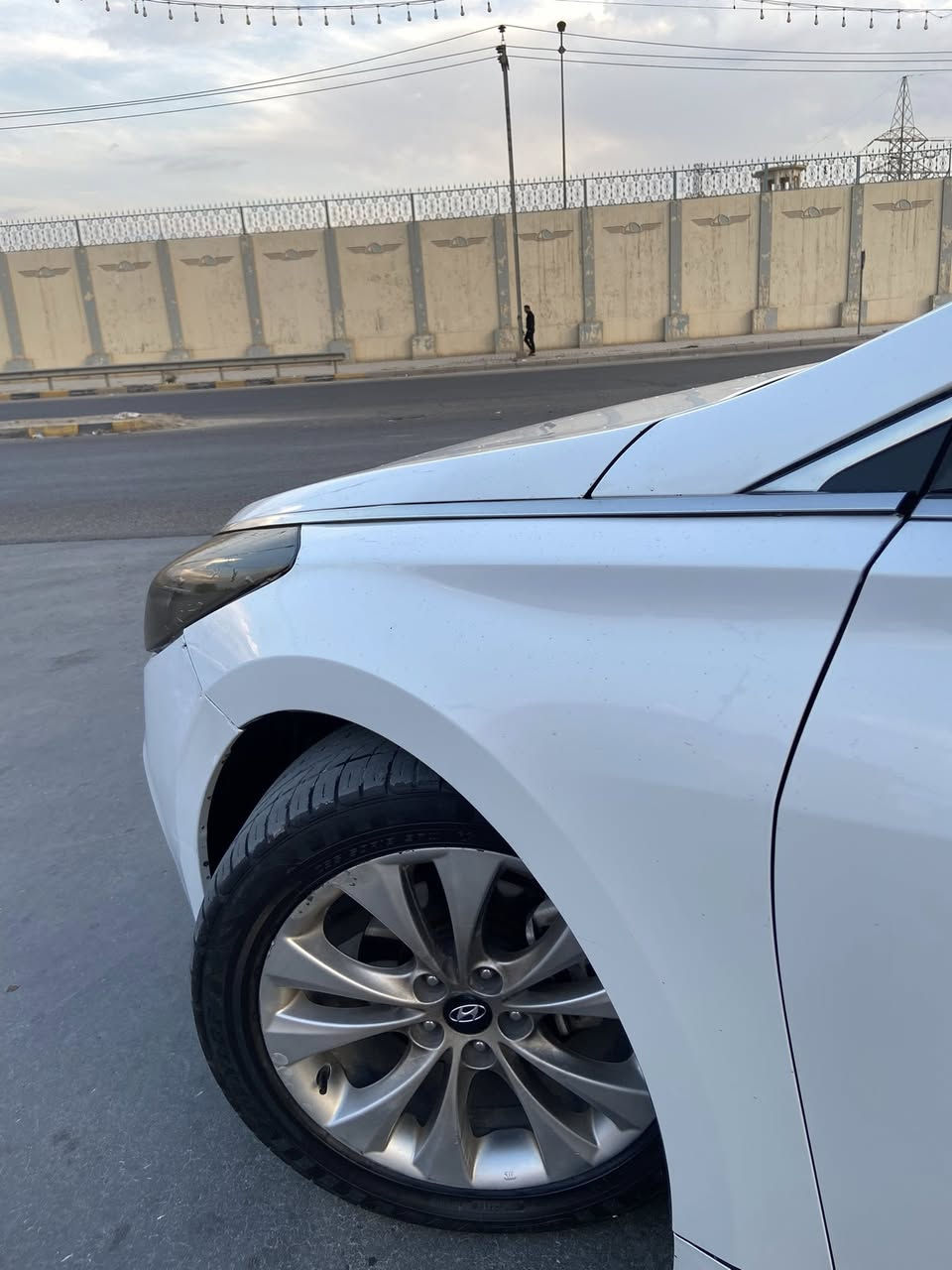 السلام عليكم للبيع ازيرا 2012 فول مواصفات vip داخل اسود بانورما 
معروفة مواصفاتها 
السياره بيه قطّعه ونص صبغ  بنيد ونص الجاملغ الخلفي والباقي كفاله عامه  كير كفاله تبريد ثلج محرك بي لاستيك ولف بخار كلش قليل ممبين اثر حماوه 
يعني محركها لا كايم ولا شي ولا رواجز.  
بغداد دولي سنويه وهزه جديد 
باسمي مداور ثاني يوم 
عنوان نجف 
السعر 112 قفل من الأخير 
***********
