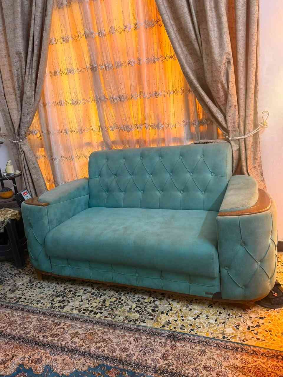 قنفات تركي سرير ومخزن 10 مقاعد نفس الصور
كنتور 6 ابواب وملحق 

ميز طعام مع 6 كراسي يحتاجلهن شد 

المكان حي اور 
الخاص موجود


**إذا كنت صاحب هذا الإعلان وتريد حذفه لأي سبب، رجاءا أرسل رسالة إلى الدعم الفني**