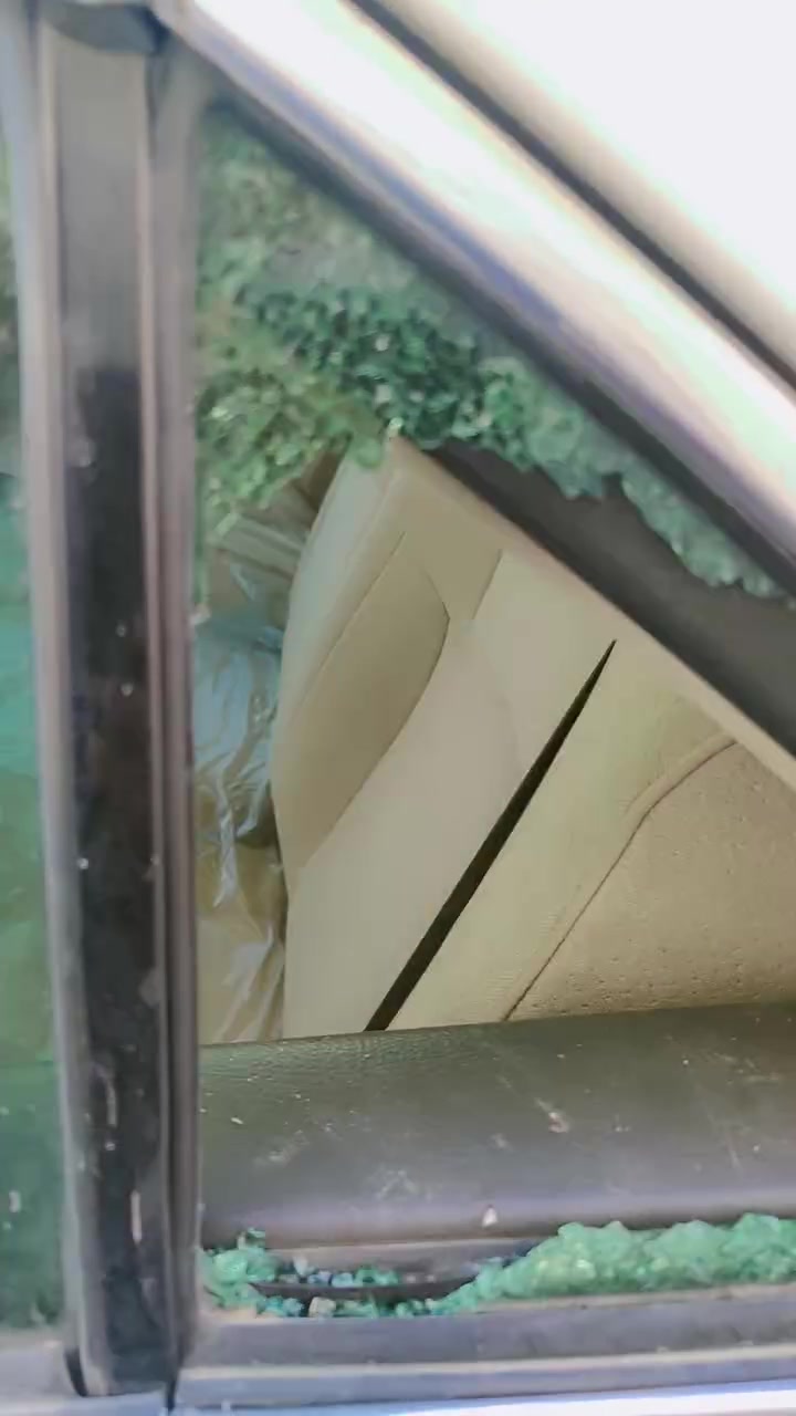 شاهينة كصه قمارة بدون لوحات قفل 40 مكاني بصرة لا تدخل واداهر عالسعر السعر قفل من الاخير اللون صدفي حليبي شاصي 180 السيارة ماطالع تاركها بالباب لان بدون ارقام التفاصيل بمقاطع الفديو مكاني بصرة


**إذا كنت صاحب هذا الإعلان وتريد حذفه لأي سبب، رجاءا أرسل رسالة إلى الدعم الفني**