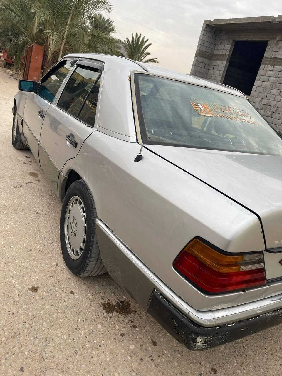 السلام عليكم
مارسدس  دب رقم بصرة مكفولة من ضربة وصبغ العام محوره مكينة ثنين ونص كفالة مكينه وكير تبريد شغال  المكان البصرة الدير ***********
