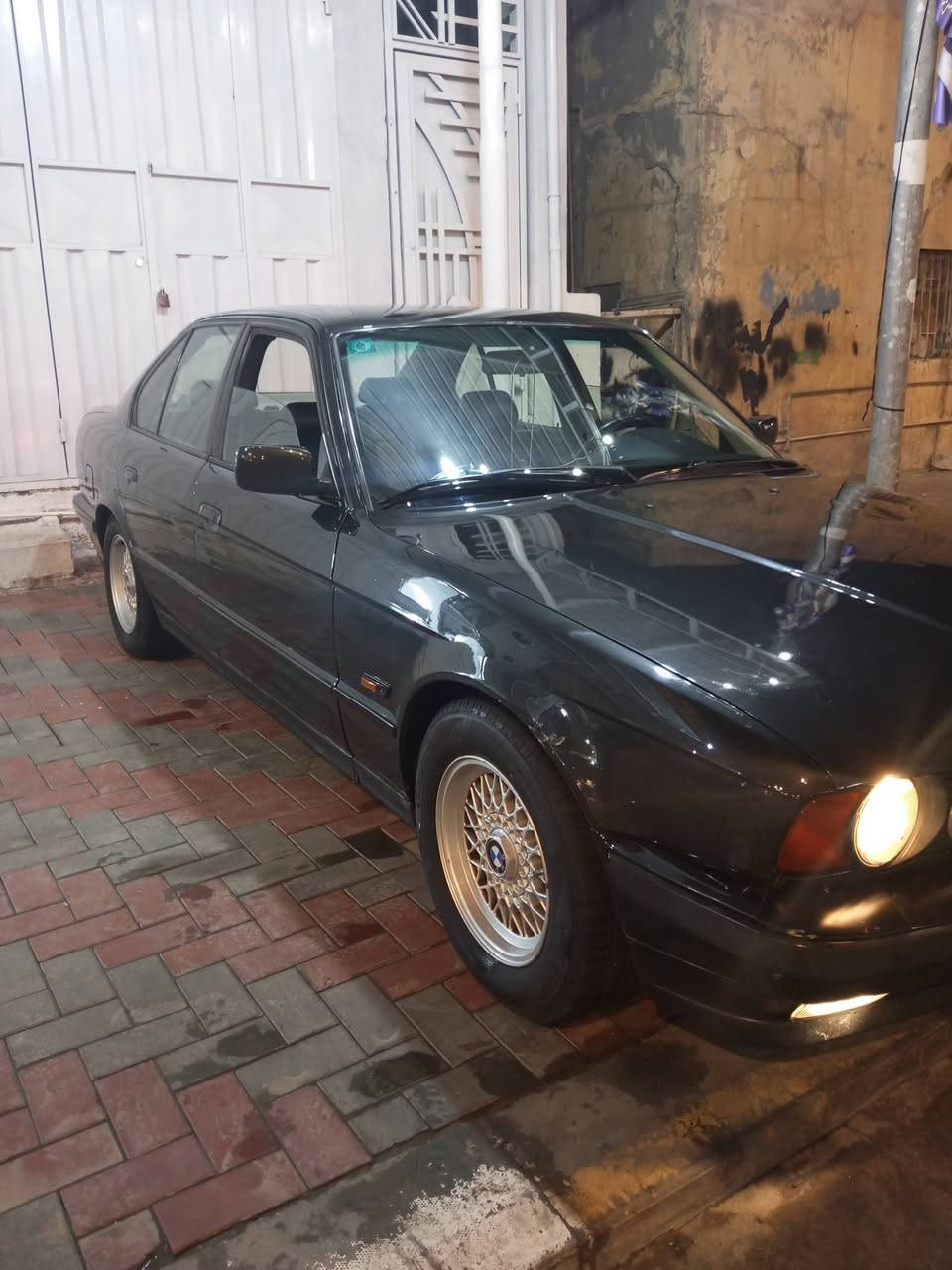 السلام عليكم
525 للمراوس رايد 740 أو 540   بدي قديم نضيف 
السياره موديل 92 مسكر عدل اول صبغه الها 
لاضربه ولامعجون *********** بي واتساب
