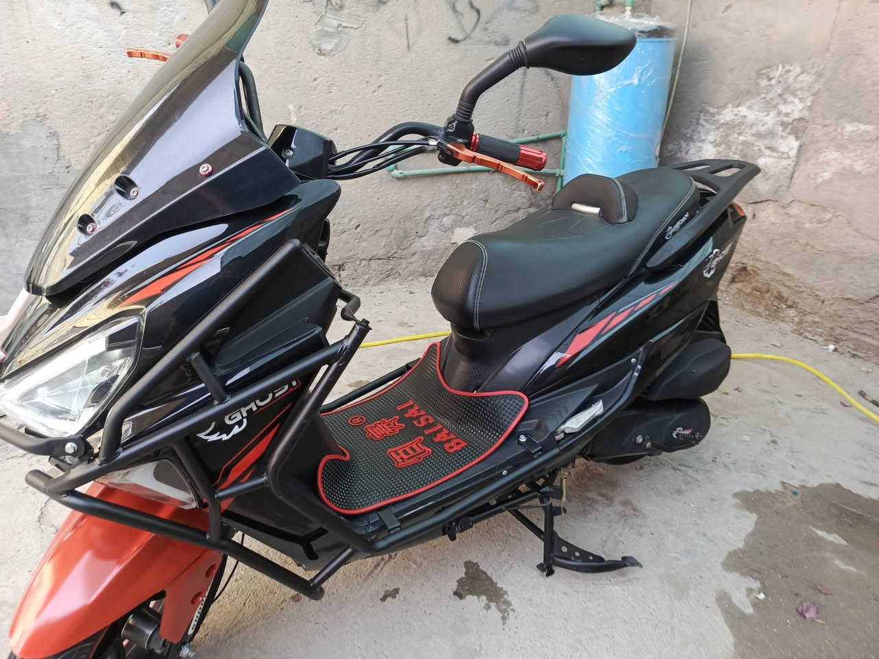 السلام عليكم ورحمة الله وبركاتة
دراجه گوست صيني موديل 2024 كفاله محرك شرط برغي مامفتوح بيها مطلعها على ايدي من المعرض ماشيه 4000 مابيها لاضربه الدراجه حلوه لون اسود ملكي مدرعه 
مكاني ناصريه الأسكان الصناعي 
للاتصال «***********»
السعر 800وبيه مجال بسيط للشراي
