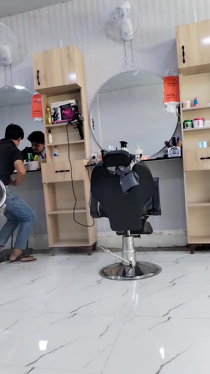 السلام عليكم زبائننا الكرام تم نقل محل حلاقة حسام إلى السوق الجديد
سوق البهار
اول فرع من جهة الدوره مقابل حلاقه شاهين وخياطة
محمد اهلاََ وسهلاََ بكم
رقم الهاتف ***********
خط الزين ***********
